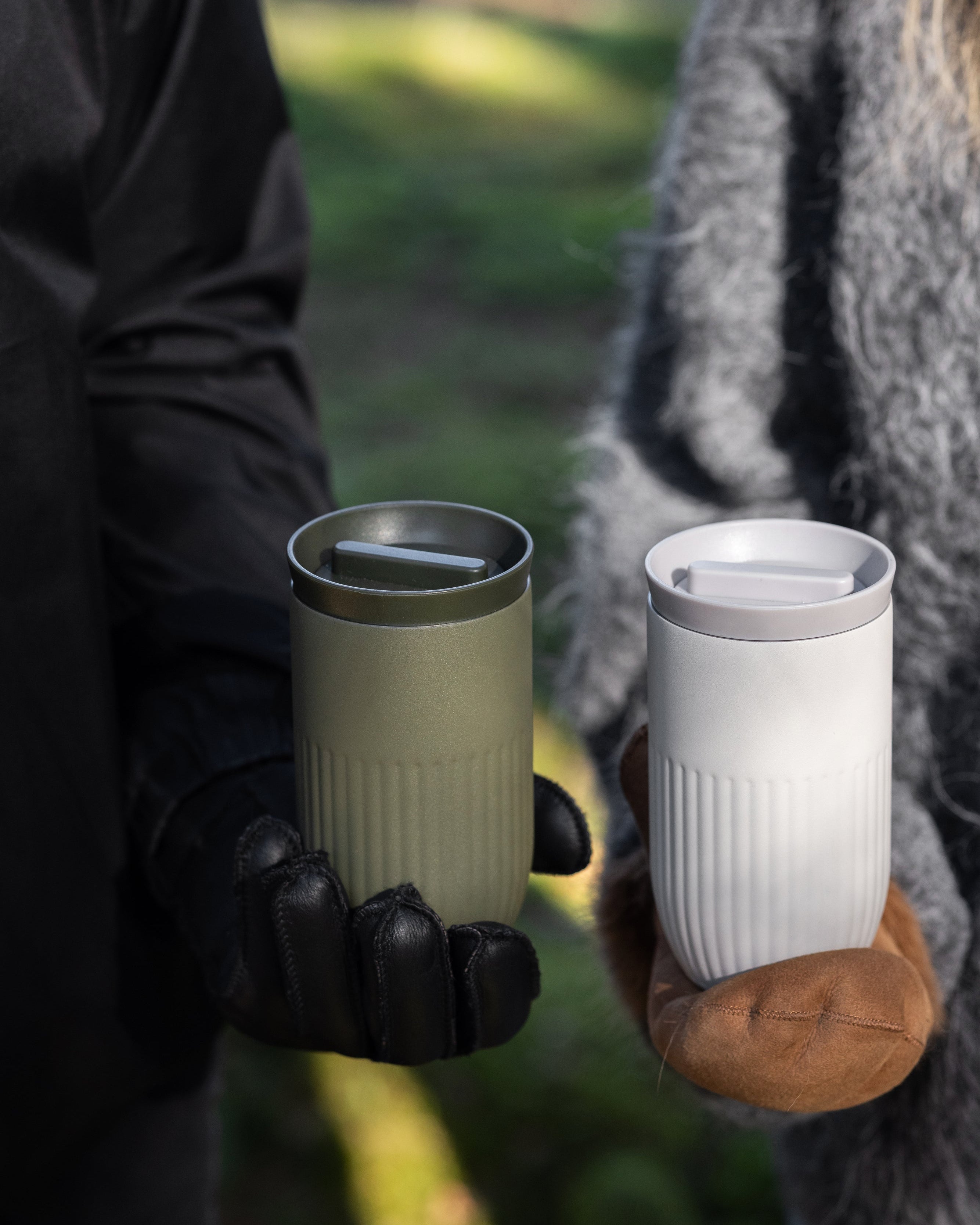 แก้วเก็บอุณหภูมิ Tova สีเขียว Pantone 4228C จาก Sagaform ผลิตจากสเตนเลสรีไซเคิลสองชั้น เคลือบเซรามิกด้านใน ดีไซน์เรียบมีลายเส้นเอกลักษณ์ของแบรนด์ เก็บความเย็นได้นาน 8 ชั่วโมง และความร้อนได้ 4 ชั่วโมง ออกแบบโดย Studio Sagaform