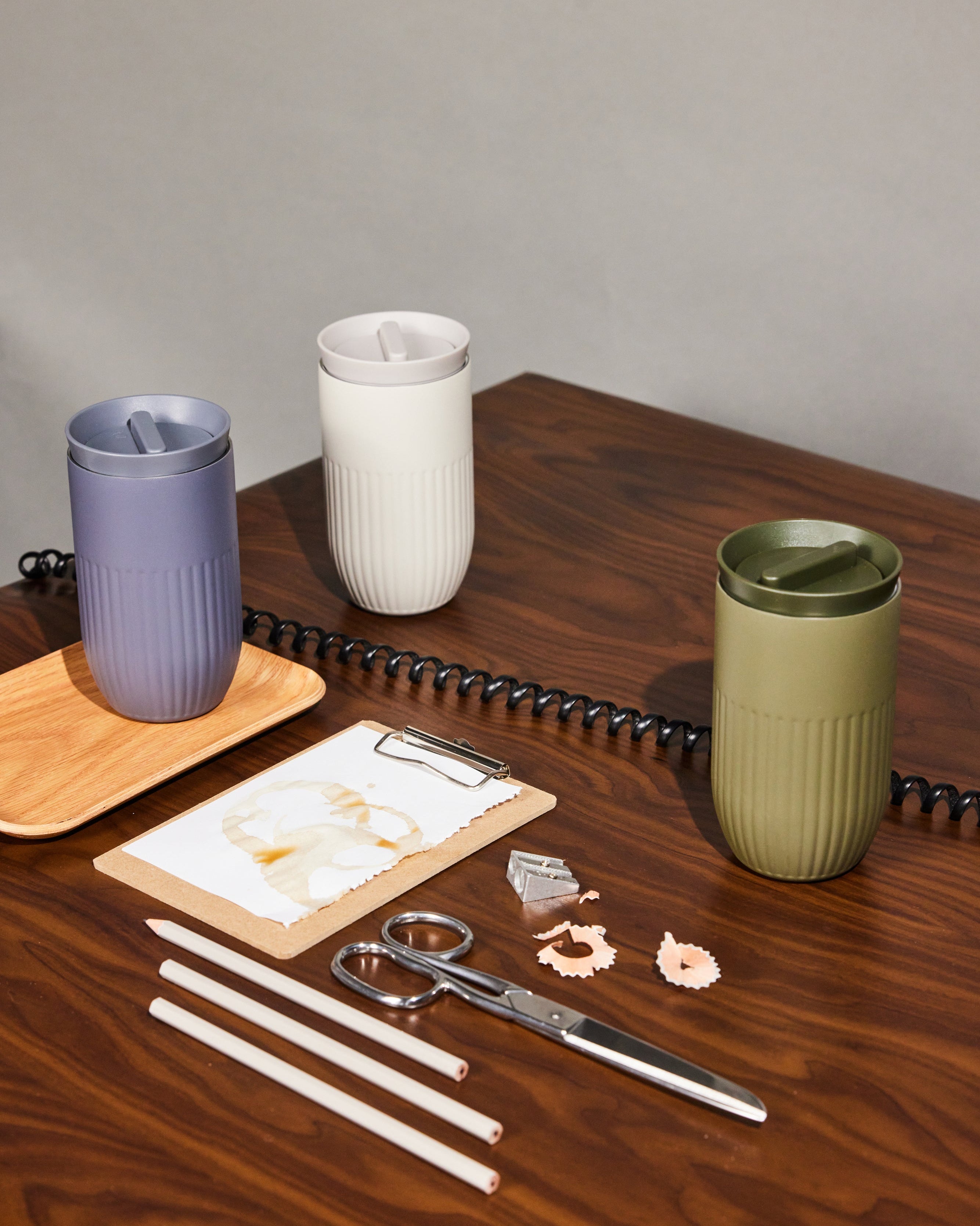 แก้วเก็บอุณหภูมิ Tova สีเบจ Pantone Warm Gray 3C จาก Sagaform ผลิตจากสเตนเลสรีไซเคิลสองชั้น เคลือบเซรามิกด้านใน ดีไซน์เรียบมีลายเส้นเอกลักษณ์ของแบรนด์ เก็บความเย็นได้นาน 8 ชั่วโมง และความร้อนได้ 4 ชั่วโมง ออกแบบโดย Studio Sagaform