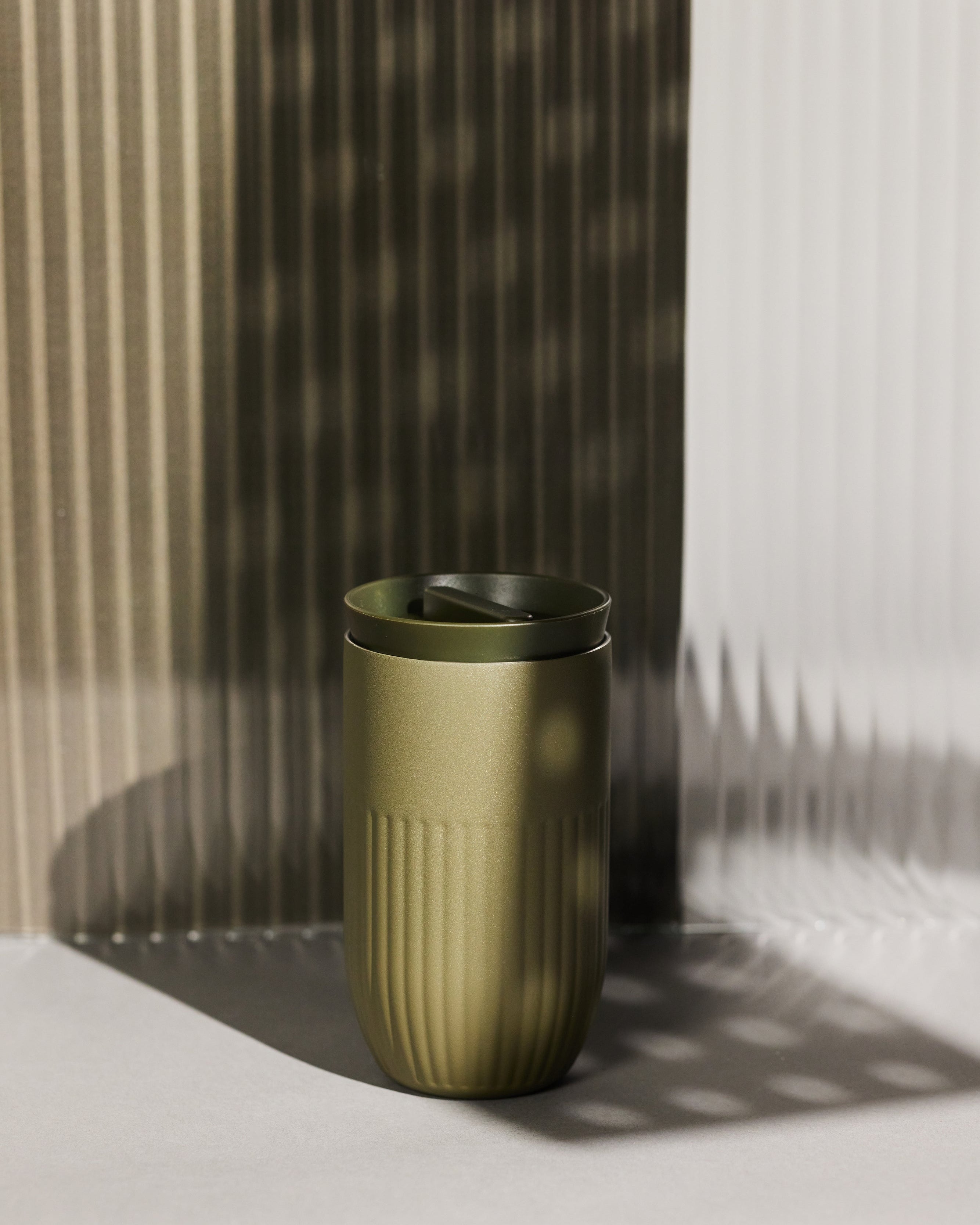 แก้วเก็บอุณหภูมิ Tova สีเขียว Pantone 4228C จาก Sagaform ผลิตจากสเตนเลสรีไซเคิลสองชั้น เคลือบเซรามิกด้านใน ดีไซน์เรียบมีลายเส้นเอกลักษณ์ของแบรนด์ เก็บความเย็นได้นาน 8 ชั่วโมง และความร้อนได้ 4 ชั่วโมง ออกแบบโดย Studio Sagaform