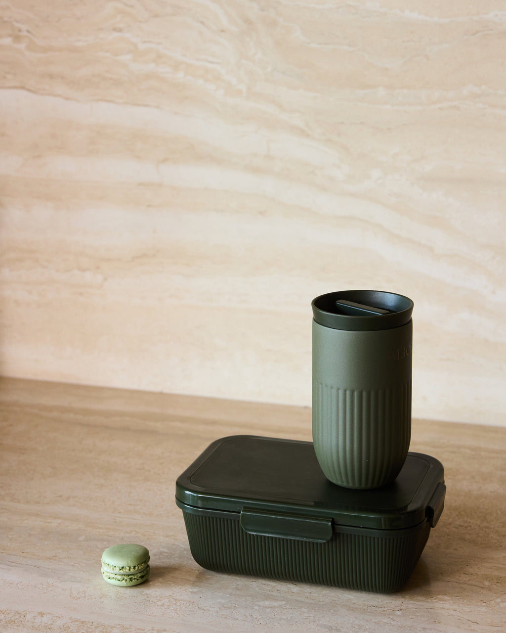 แก้วเก็บอุณหภูมิ Tova สีเขียว Pantone 4228C จาก Sagaform ผลิตจากสเตนเลสรีไซเคิลสองชั้น เคลือบเซรามิกด้านใน ดีไซน์เรียบมีลายเส้นเอกลักษณ์ของแบรนด์ เก็บความเย็นได้นาน 8 ชั่วโมง และความร้อนได้ 4 ชั่วโมง ออกแบบโดย Studio Sagaform