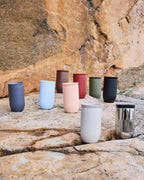 แก้วเก็บอุณหภูมิ Tova สีชมพู Pantone 489C จาก Sagaform ผลิตจากสเตนเลสรีไซเคิลสองชั้น เคลือบเซรามิกด้านใน ดีไซน์เรียบมีลายเส้นเอกลักษณ์ของแบรนด์ เก็บความเย็นได้นาน 8 ชั่วโมง และความร้อนได้ 4 ชั่วโมง ออกแบบโดย Studio Sagaform