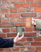 แก้วเก็บอุณหภูมิ Tova สีเขียว Pantone 4228C จาก Sagaform ผลิตจากสเตนเลสรีไซเคิลสองชั้น เคลือบเซรามิกด้านใน ดีไซน์เรียบมีลายเส้นเอกลักษณ์ของแบรนด์ เก็บความเย็นได้นาน 8 ชั่วโมง และความร้อนได้ 4 ชั่วโมง ออกแบบโดย Studio Sagaform