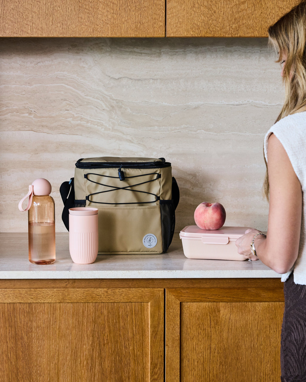 แก้วเก็บอุณหภูมิ Tova สีชมพู Pantone 489C จาก Sagaform ผลิตจากสเตนเลสรีไซเคิลสองชั้น เคลือบเซรามิกด้านใน ดีไซน์เรียบมีลายเส้นเอกลักษณ์ของแบรนด์ เก็บความเย็นได้นาน 8 ชั่วโมง และความร้อนได้ 4 ชั่วโมง ออกแบบโดย Studio Sagaform