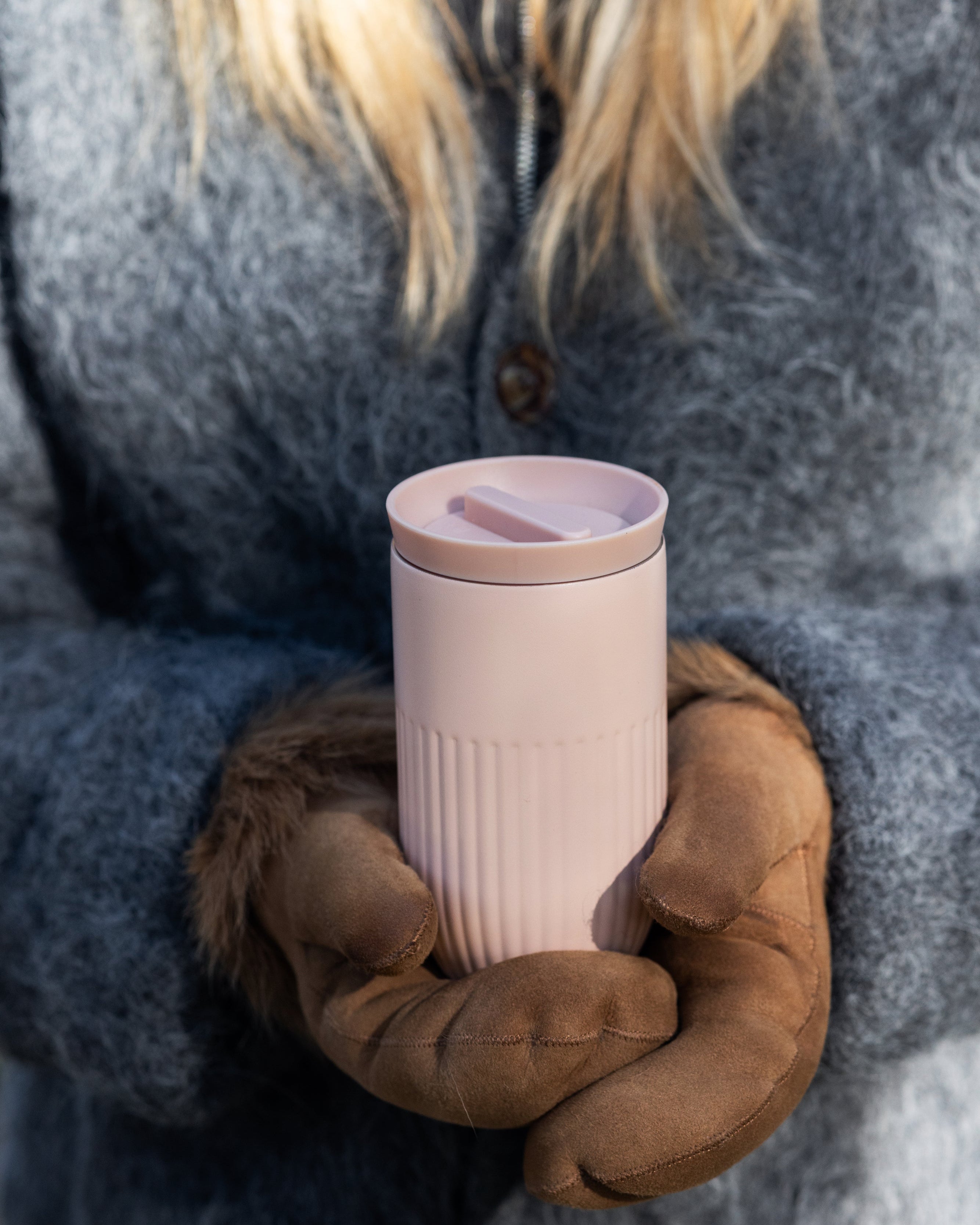 แก้วเก็บอุณหภูมิ Tova สีชมพู Pantone 489C จาก Sagaform ผลิตจากสเตนเลสรีไซเคิลสองชั้น เคลือบเซรามิกด้านใน ดีไซน์เรียบมีลายเส้นเอกลักษณ์ของแบรนด์ เก็บความเย็นได้นาน 8 ชั่วโมง และความร้อนได้ 4 ชั่วโมง ออกแบบโดย Studio Sagaform