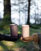 แก้วเก็บอุณหภูมิ Tova สีน้ำตาล Pantone 7596C จาก Sagaform ผลิตจากสเตนเลสรีไซเคิลสองชั้น เคลือบเซรามิกด้านใน ดีไซน์เรียบมีลายเส้นเอกลักษณ์ของแบรนด์ เก็บความเย็นได้นาน 8 ชั่วโมง และความร้อนได้ 4 ชั่วโมง ออกแบบโดย Studio Sagaform