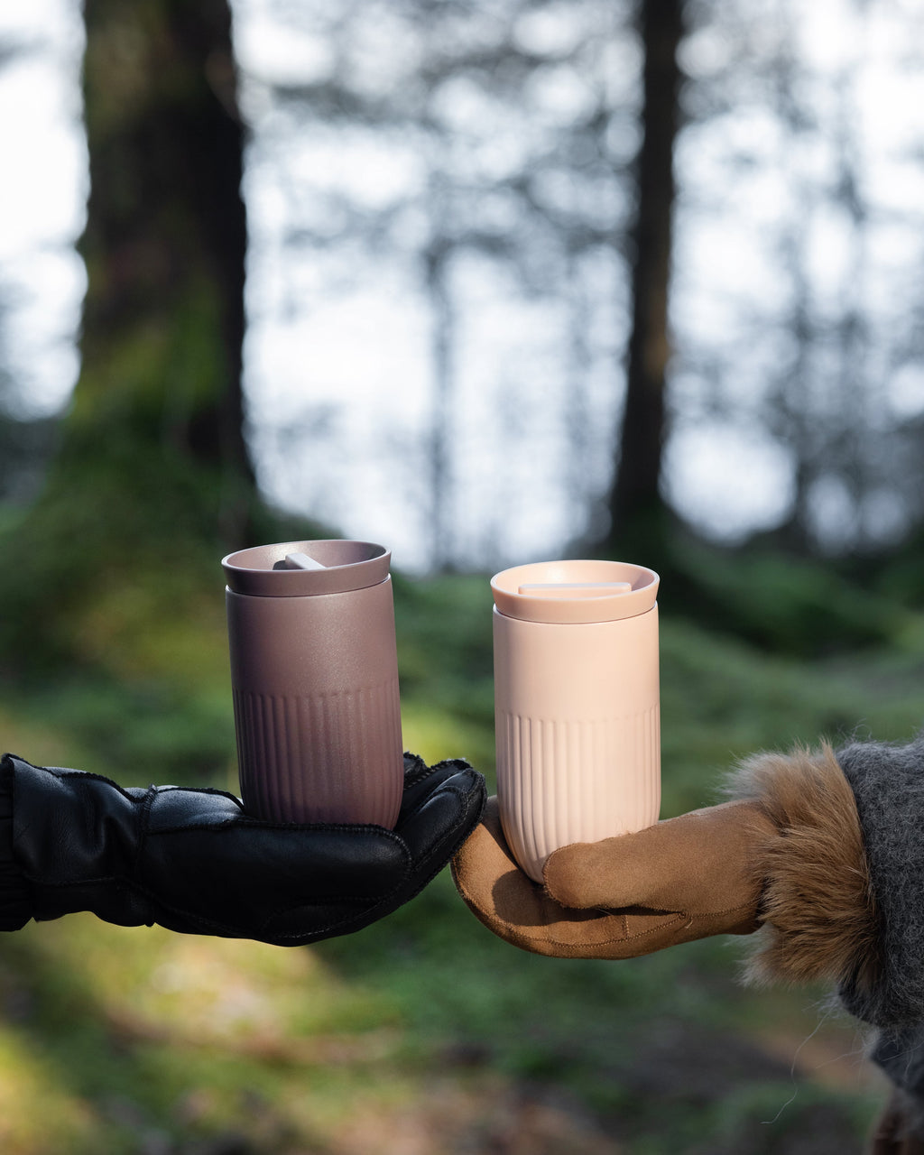 แก้วเก็บอุณหภูมิ Tova สีชมพู Pantone 489C จาก Sagaform ผลิตจากสเตนเลสรีไซเคิลสองชั้น เคลือบเซรามิกด้านใน ดีไซน์เรียบมีลายเส้นเอกลักษณ์ของแบรนด์ เก็บความเย็นได้นาน 8 ชั่วโมง และความร้อนได้ 4 ชั่วโมง ออกแบบโดย Studio Sagaform