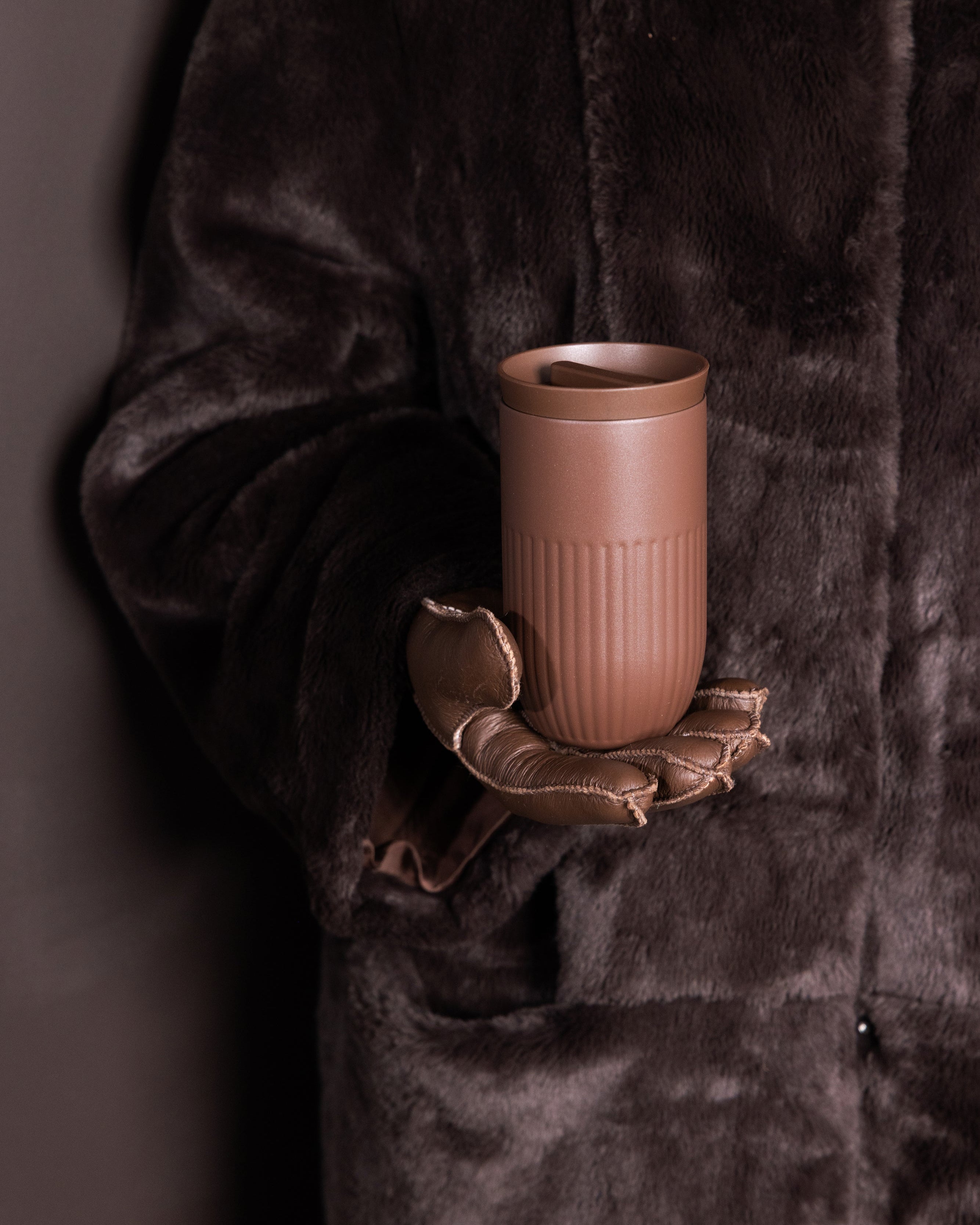 แก้วเก็บอุณหภูมิ Tova สีน้ำตาล Pantone 7596C จาก Sagaform ผลิตจากสเตนเลสรีไซเคิลสองชั้น เคลือบเซรามิกด้านใน ดีไซน์เรียบมีลายเส้นเอกลักษณ์ของแบรนด์ เก็บความเย็นได้นาน 8 ชั่วโมง และความร้อนได้ 4 ชั่วโมง ออกแบบโดย Studio Sagaform