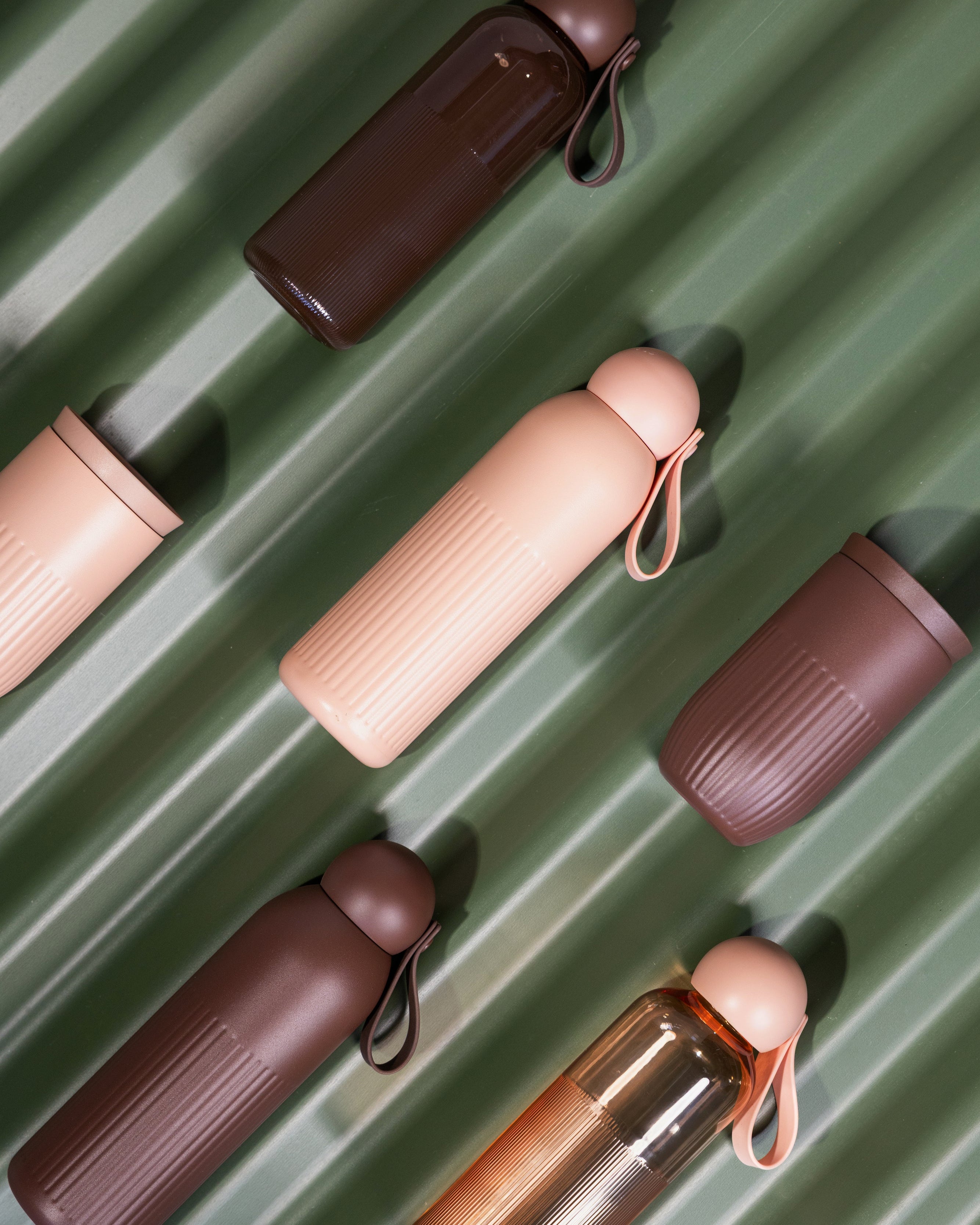 แก้วเก็บอุณหภูมิ Tova สีน้ำตาล Pantone 7596C จาก Sagaform ผลิตจากสเตนเลสรีไซเคิลสองชั้น เคลือบเซรามิกด้านใน ดีไซน์เรียบมีลายเส้นเอกลักษณ์ของแบรนด์ เก็บความเย็นได้นาน 8 ชั่วโมง และความร้อนได้ 4 ชั่วโมง ออกแบบโดย Studio Sagaform