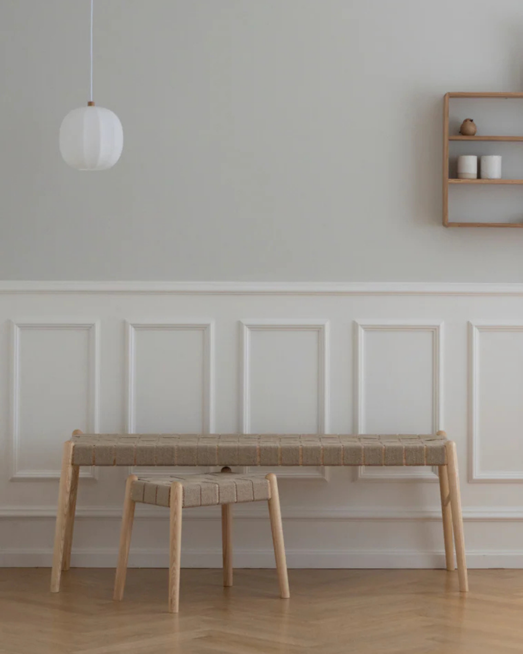 ม้านั่ง UMI ไม้แอชลายธรรมชาติ สานป่านธรรมชาติ แฮนด์เมด สไตล์มินิมอลนอร์ดิก จาก MAKE Nordic ออกแบบโดย Jennifer Cena