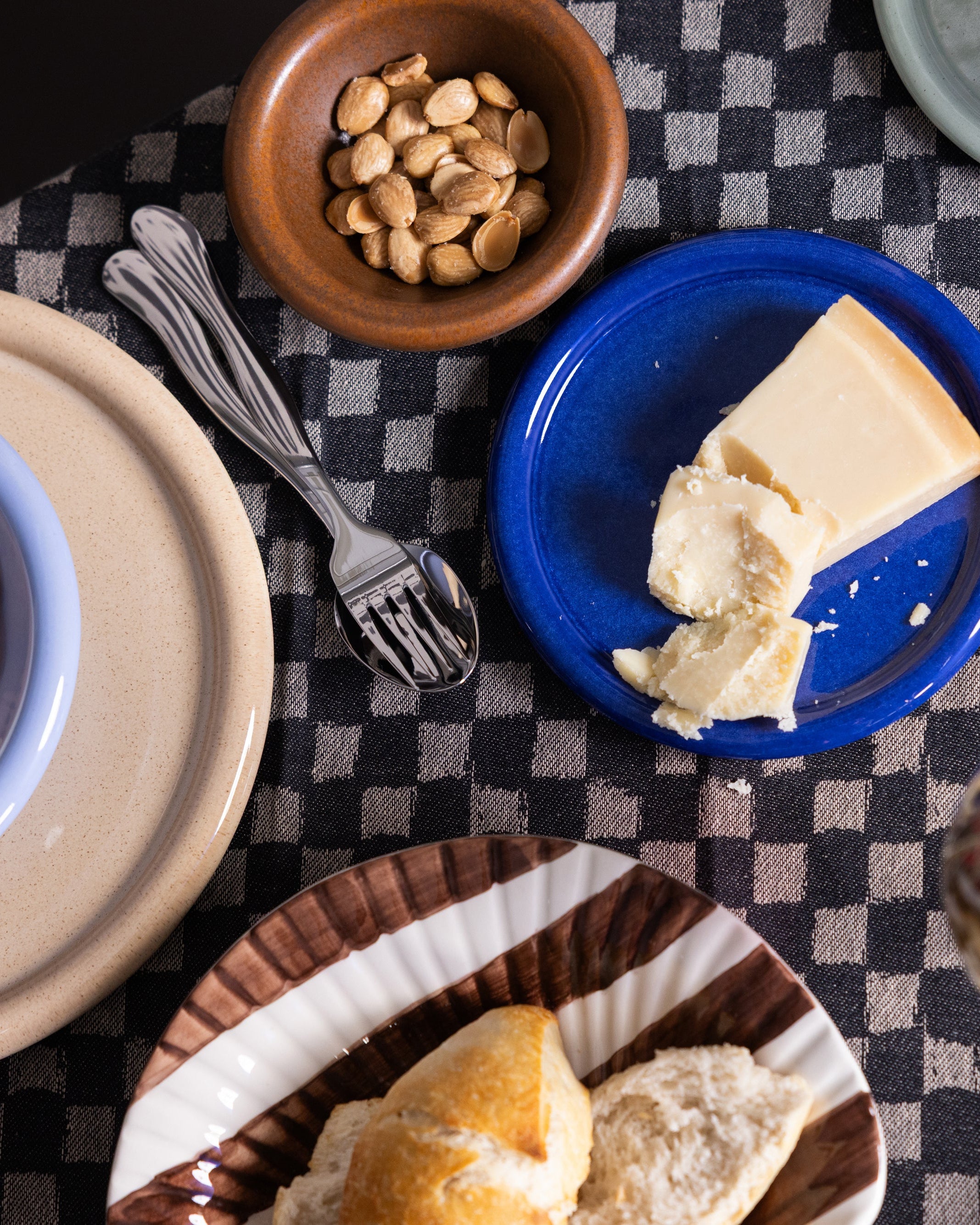 ชุดช้อนส้อม Byon Waverly 16 ชิ้น ผลิตจากสเตนเลสสตีล ได้แรงบันดาลใจจากการเคลื่อนไหวของคลื่น ใช้ได้ทุกวัน เหมาะกับโต๊ะอาหารสไตล์โมเดิร์นและสแกนดิเนเวียน