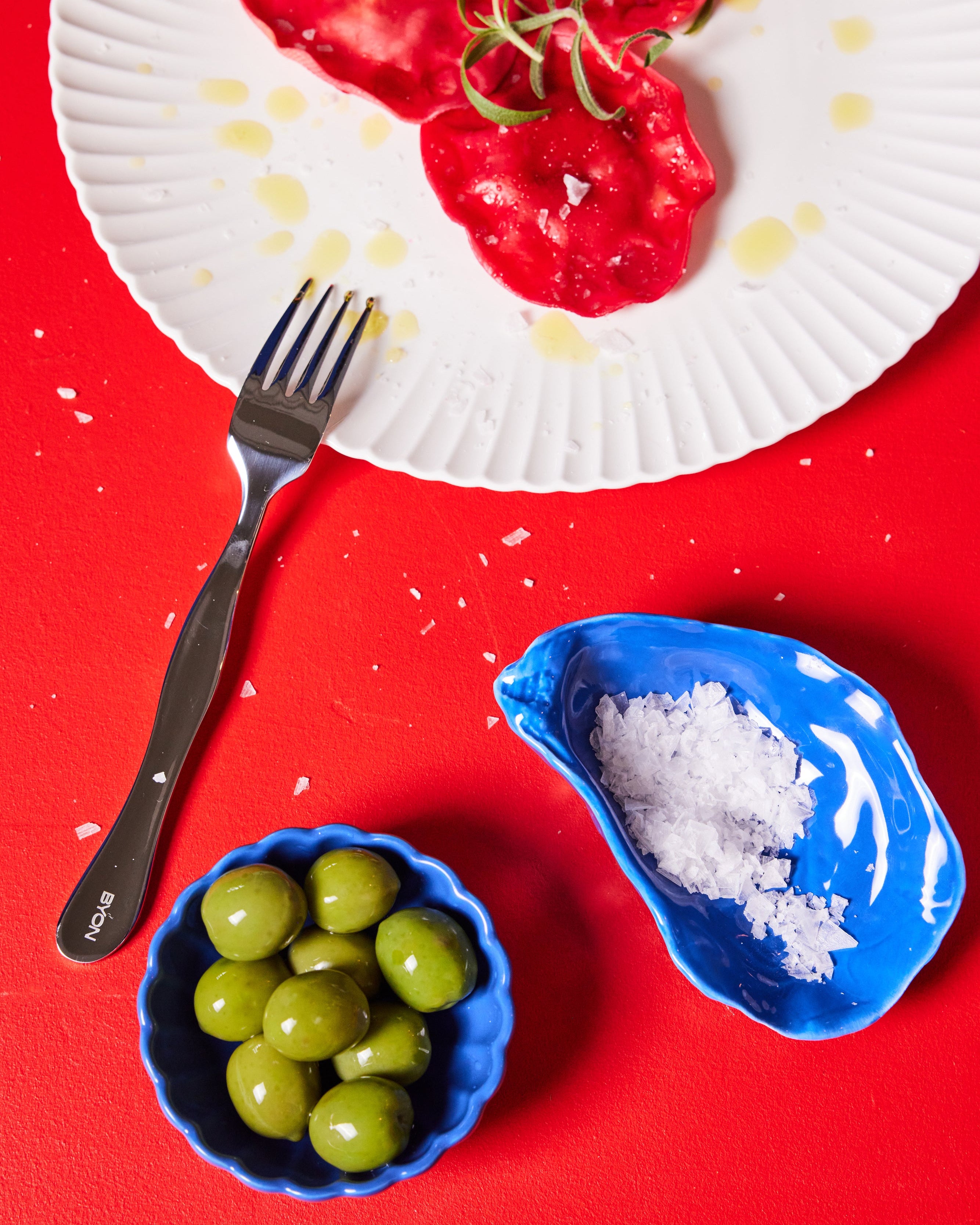 ชุดช้อนส้อม Byon Waverly 16 ชิ้น ผลิตจากสเตนเลสสตีล ได้แรงบันดาลใจจากการเคลื่อนไหวของคลื่น ใช้ได้ทุกวัน เหมาะกับโต๊ะอาหารสไตล์โมเดิร์นและสแกนดิเนเวียน