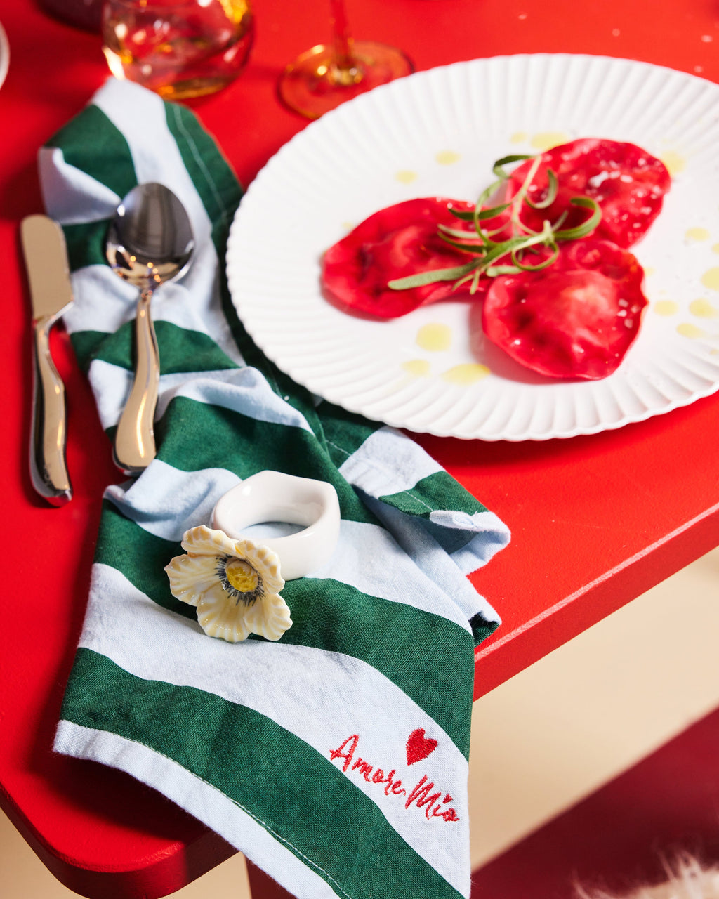 ชุดช้อนส้อม Byon Waverly 16 ชิ้น ผลิตจากสเตนเลสสตีล ได้แรงบันดาลใจจากการเคลื่อนไหวของคลื่น ใช้ได้ทุกวัน เหมาะกับโต๊ะอาหารสไตล์โมเดิร์นและสแกนดิเนเวียน