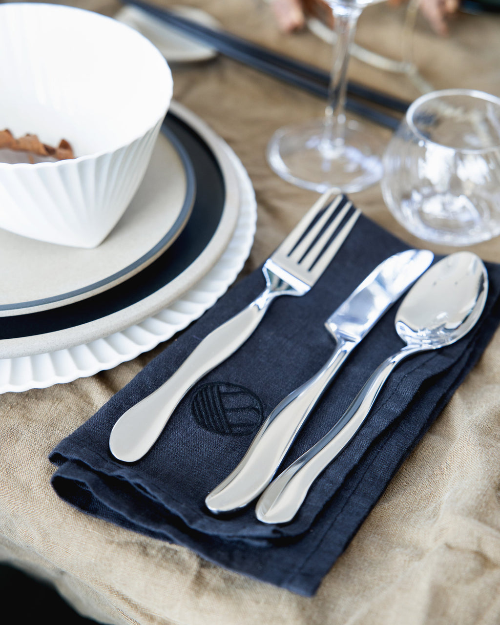 ชุดช้อนส้อม Byon Waverly 16 ชิ้น ผลิตจากสเตนเลสสตีล ได้แรงบันดาลใจจากการเคลื่อนไหวของคลื่น ใช้ได้ทุกวัน เหมาะกับโต๊ะอาหารสไตล์โมเดิร์นและสแกนดิเนเวียน