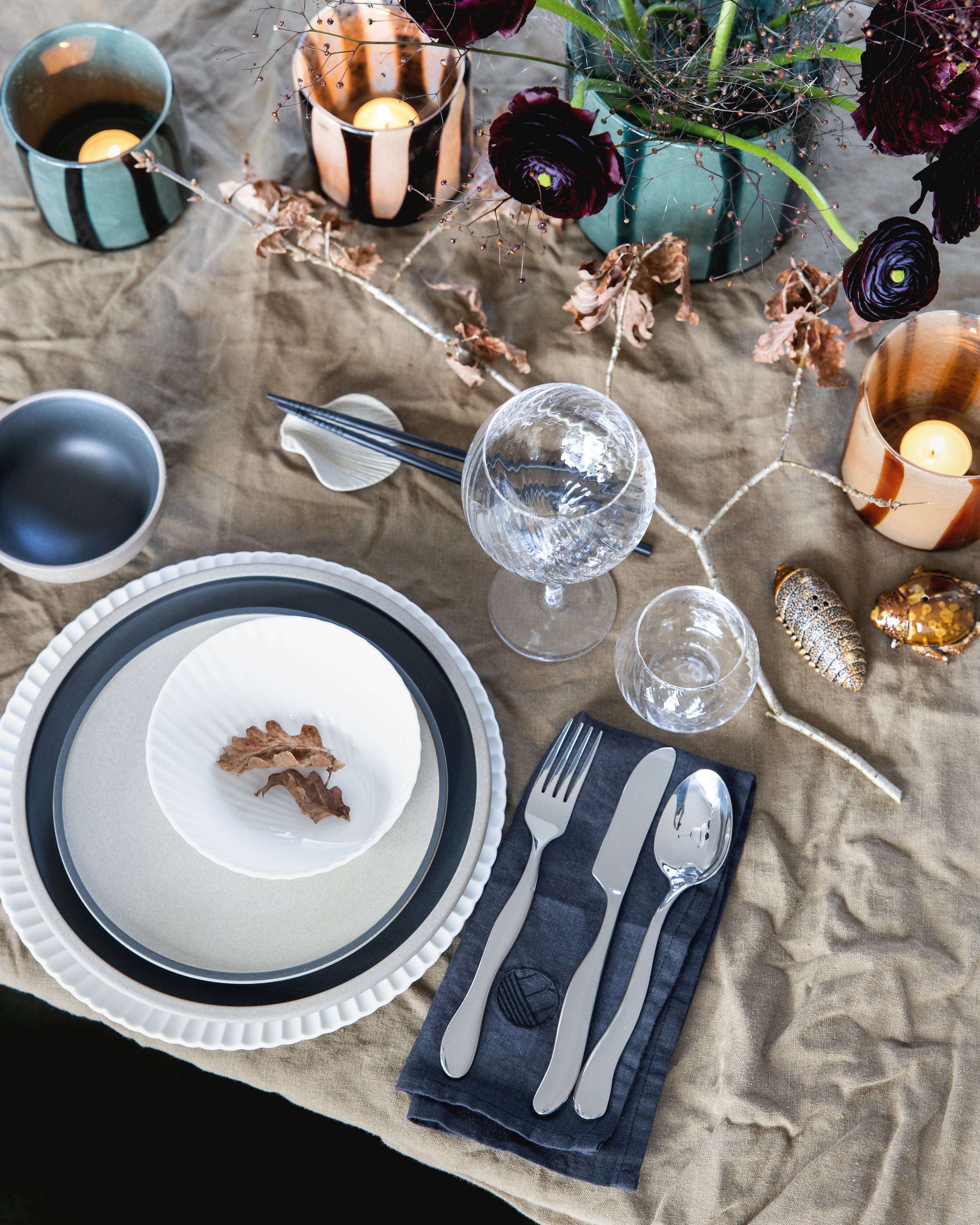 ชุดช้อนส้อม Byon Waverly 16 ชิ้น ผลิตจากสเตนเลสสตีล ได้แรงบันดาลใจจากการเคลื่อนไหวของคลื่น ใช้ได้ทุกวัน เหมาะกับโต๊ะอาหารสไตล์โมเดิร์นและสแกนดิเนเวียน