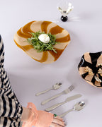 ชุดช้อนส้อม Byon Waverly 16 ชิ้น ผลิตจากสเตนเลสสตีล ได้แรงบันดาลใจจากการเคลื่อนไหวของคลื่น ใช้ได้ทุกวัน เหมาะกับโต๊ะอาหารสไตล์โมเดิร์นและสแกนดิเนเวียน