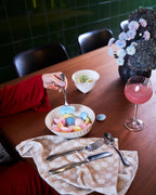 ชุดช้อนส้อม Byon Waverly 16 ชิ้น ผลิตจากสเตนเลสสตีล ได้แรงบันดาลใจจากการเคลื่อนไหวของคลื่น ใช้ได้ทุกวัน เหมาะกับโต๊ะอาหารสไตล์โมเดิร์นและสแกนดิเนเวียน