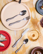 ชุดช้อนส้อม Byon Waverly 16 ชิ้น ผลิตจากสเตนเลสสตีล ได้แรงบันดาลใจจากการเคลื่อนไหวของคลื่น ใช้ได้ทุกวัน เหมาะกับโต๊ะอาหารสไตล์โมเดิร์นและสแกนดิเนเวียน