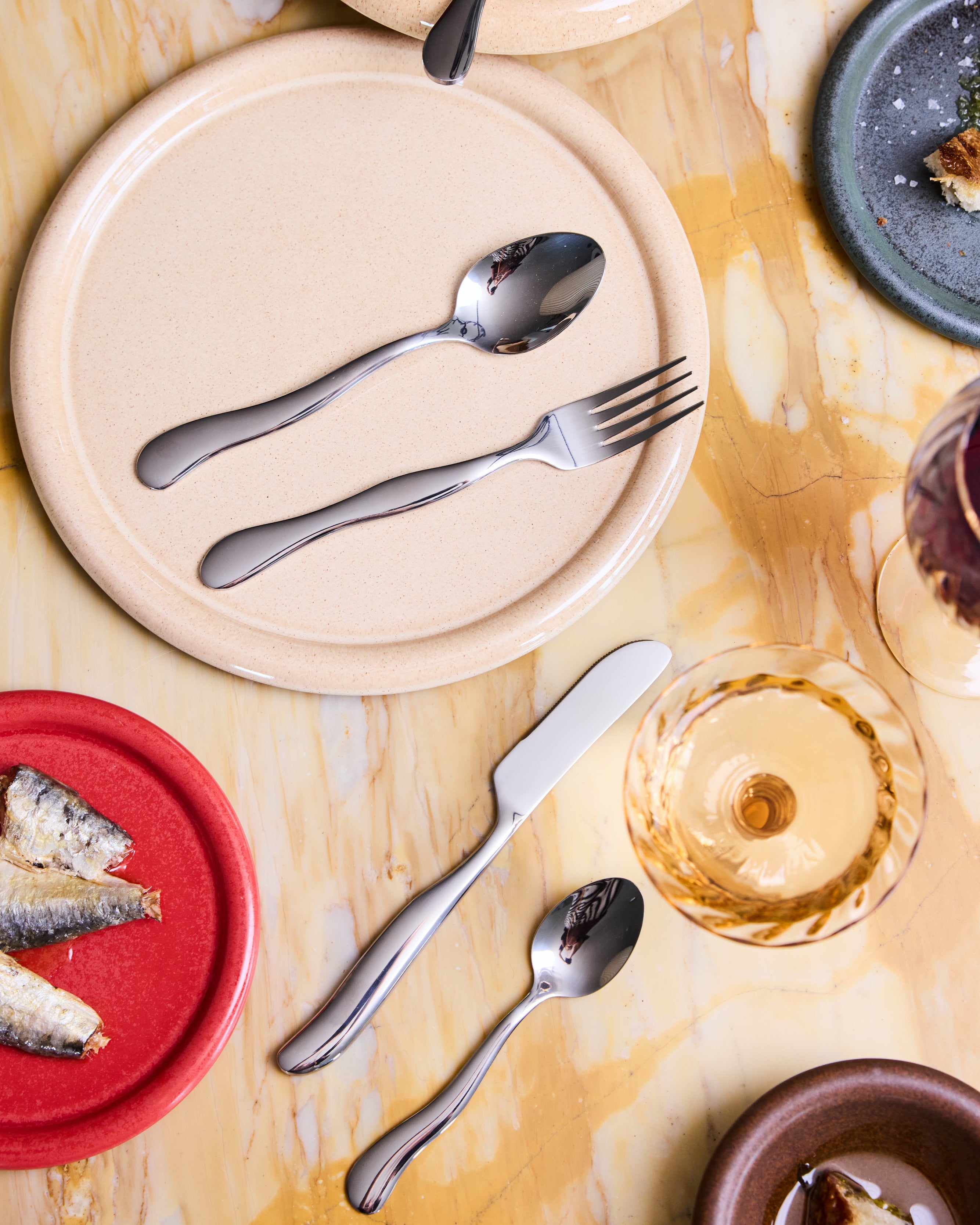 ชุดช้อนส้อม Byon Waverly 16 ชิ้น ผลิตจากสเตนเลสสตีล ได้แรงบันดาลใจจากการเคลื่อนไหวของคลื่น ใช้ได้ทุกวัน เหมาะกับโต๊ะอาหารสไตล์โมเดิร์นและสแกนดิเนเวียน