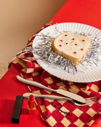 ชุดช้อนส้อม Byon Waverly 16 ชิ้น ผลิตจากสเตนเลสสตีล ได้แรงบันดาลใจจากการเคลื่อนไหวของคลื่น ใช้ได้ทุกวัน เหมาะกับโต๊ะอาหารสไตล์โมเดิร์นและสแกนดิเนเวียน