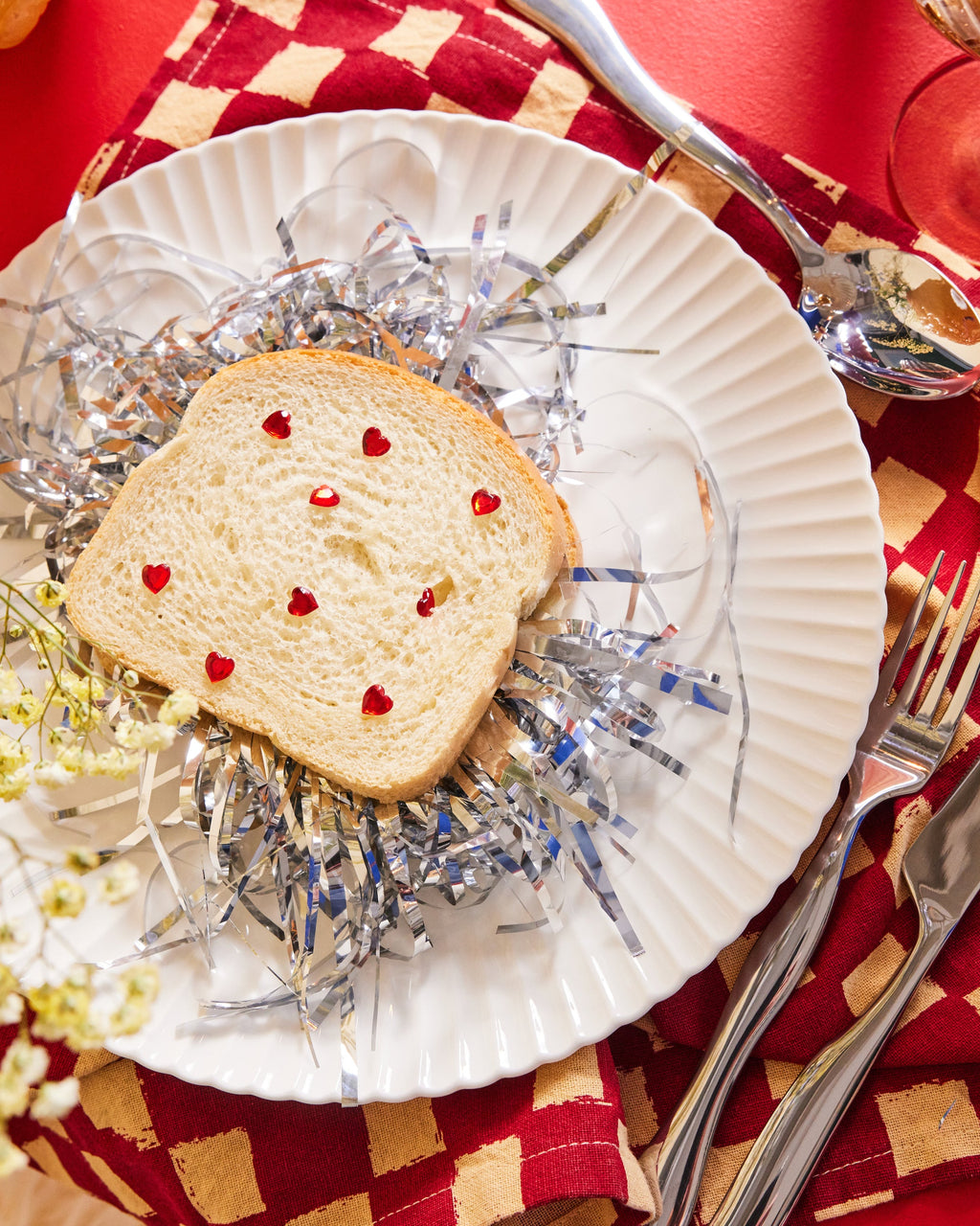 ชุดช้อนส้อม Byon Waverly 16 ชิ้น ผลิตจากสเตนเลสสตีล ได้แรงบันดาลใจจากการเคลื่อนไหวของคลื่น ใช้ได้ทุกวัน เหมาะกับโต๊ะอาหารสไตล์โมเดิร์นและสแกนดิเนเวียน