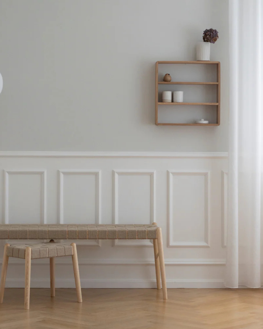 ม้านั่ง UMI ไม้แอชลายธรรมชาติ สานป่านธรรมชาติ แฮนด์เมด สไตล์มินิมอลนอร์ดิก จาก MAKE Nordic ออกแบบโดย Jennifer Cena