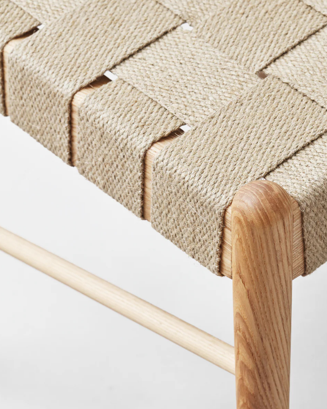 ม้านั่ง UMI ไม้แอชลายธรรมชาติ สานป่านธรรมชาติ แฮนด์เมด สไตล์มินิมอลนอร์ดิก จาก MAKE Nordic ออกแบบโดย Jennifer Cena