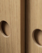 ตู้ลิ้นชักและตู้ไซด์บอร์ดซีรีส์ Butler จาก FDB Møbler ทำจากไม้โอ๊คดีไซน์มินิมอล ขาทรงสูง เบาและโปร่งแบบสแกนดิเนเวียน