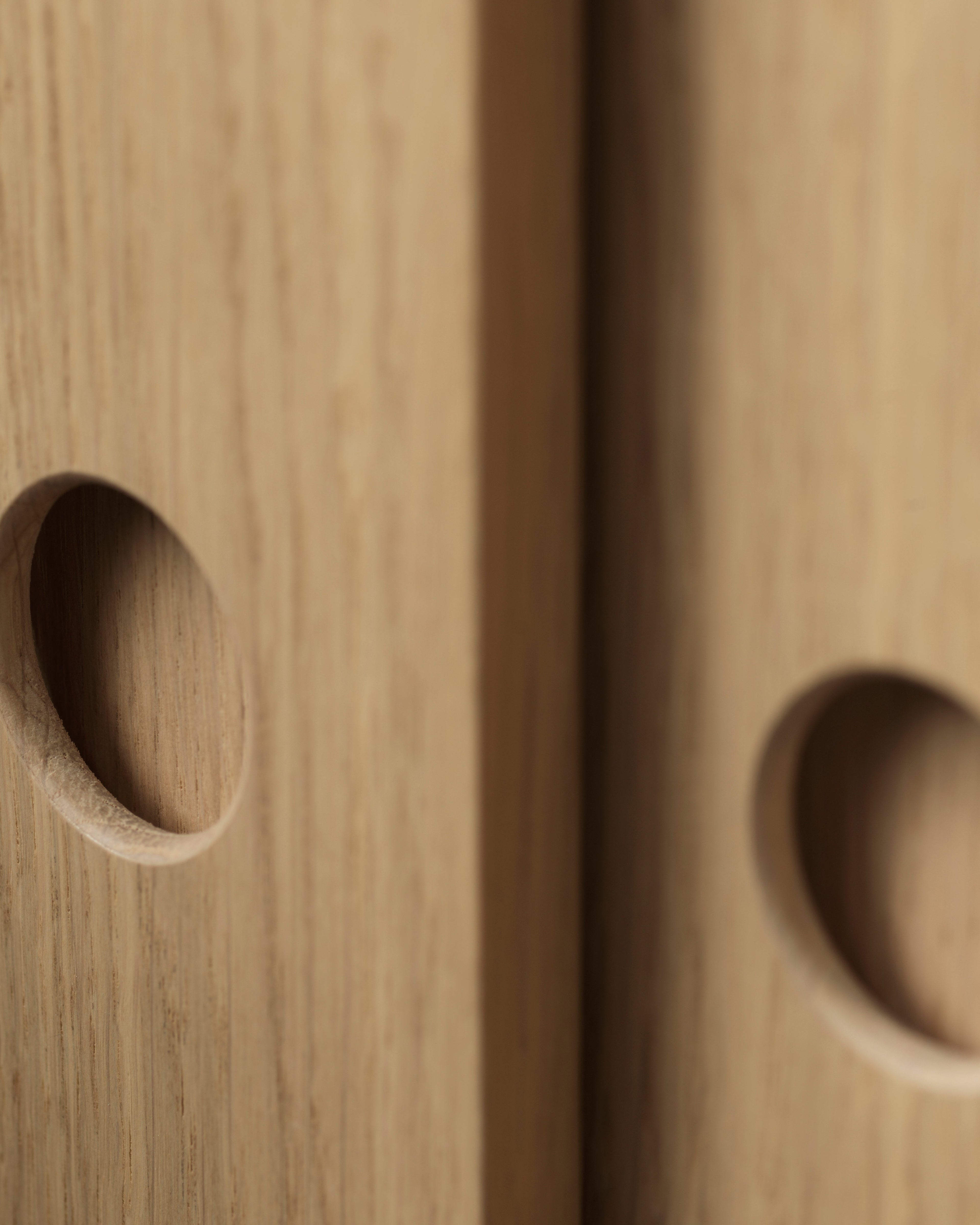 ตู้ลิ้นชักและตู้ไซด์บอร์ดซีรีส์ Butler จาก FDB Møbler ทำจากไม้โอ๊คดีไซน์มินิมอล ขาทรงสูง เบาและโปร่งแบบสแกนดิเนเวียน