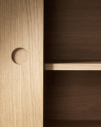 ตู้ลิ้นชักและตู้ไซด์บอร์ดซีรีส์ Butler จาก FDB Møbler ทำจากไม้โอ๊คดีไซน์มินิมอล ขาทรงสูง เบาและโปร่งแบบสแกนดิเนเวียน