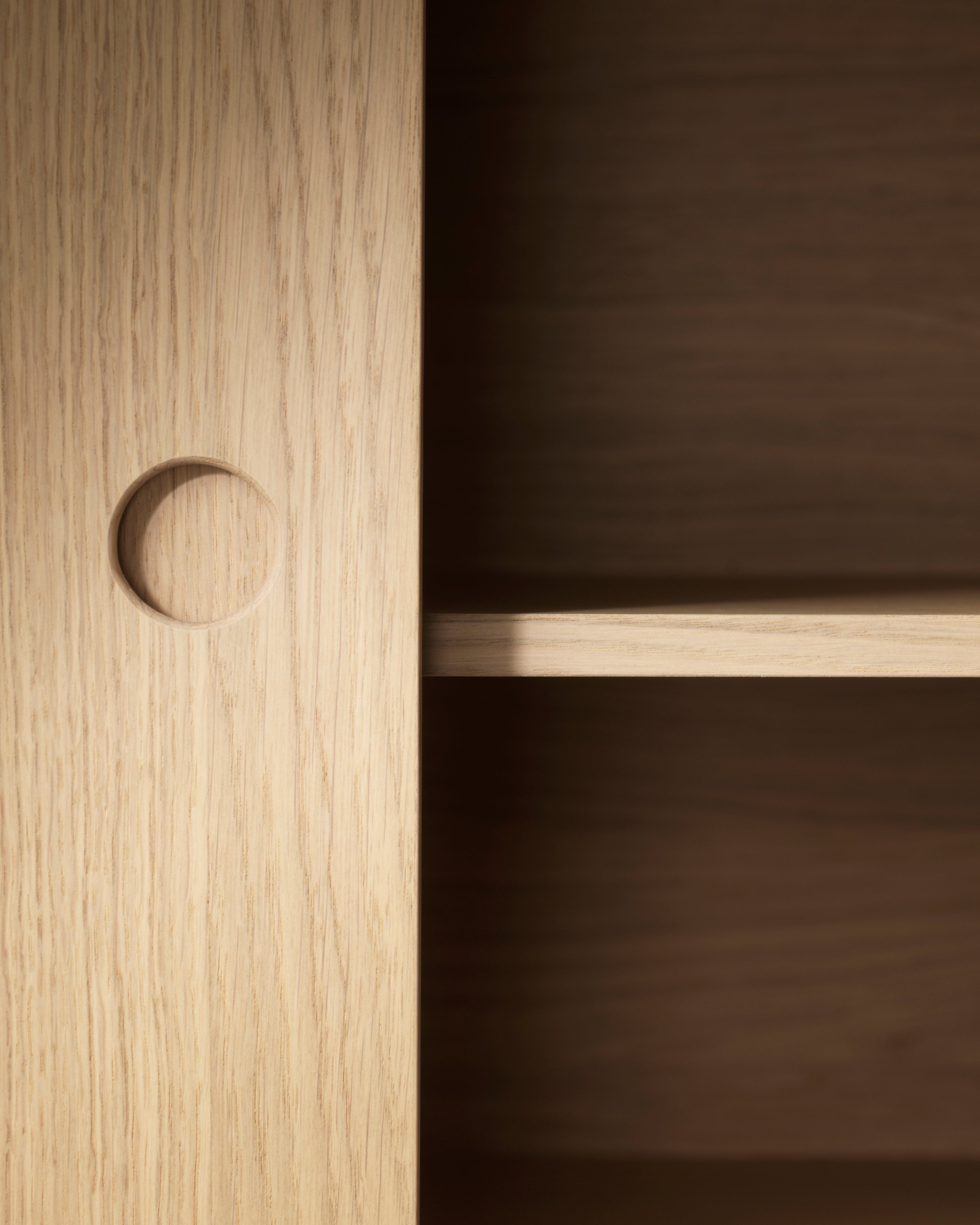 ตู้ลิ้นชักและตู้ไซด์บอร์ดซีรีส์ Butler จาก FDB Møbler ทำจากไม้โอ๊คดีไซน์มินิมอล ขาทรงสูง เบาและโปร่งแบบสแกนดิเนเวียน