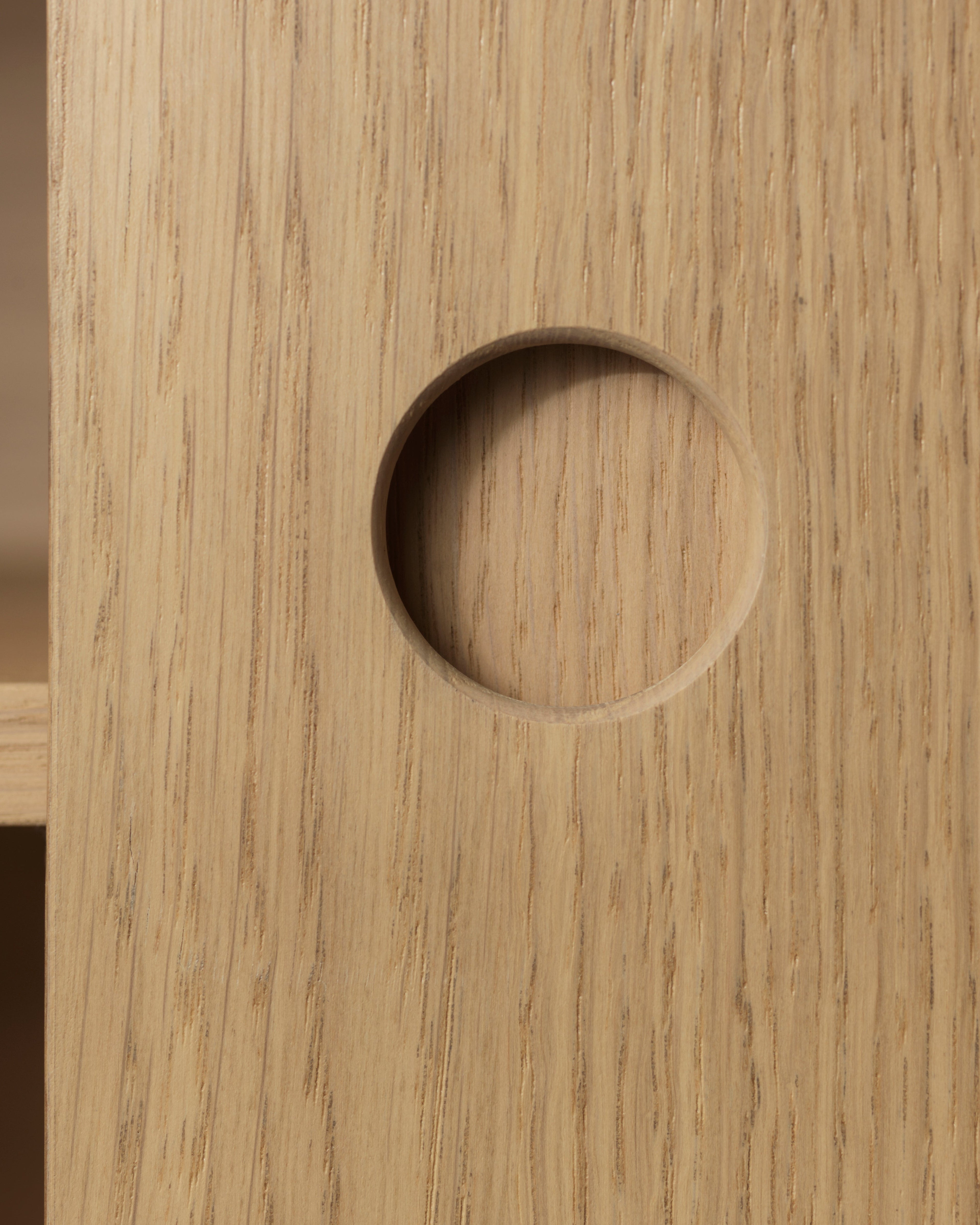 ตู้ลิ้นชักและตู้ไซด์บอร์ดซีรีส์ Butler จาก FDB Møbler ทำจากไม้โอ๊คดีไซน์มินิมอล ขาทรงสูง เบาและโปร่งแบบสแกนดิเนเวียน