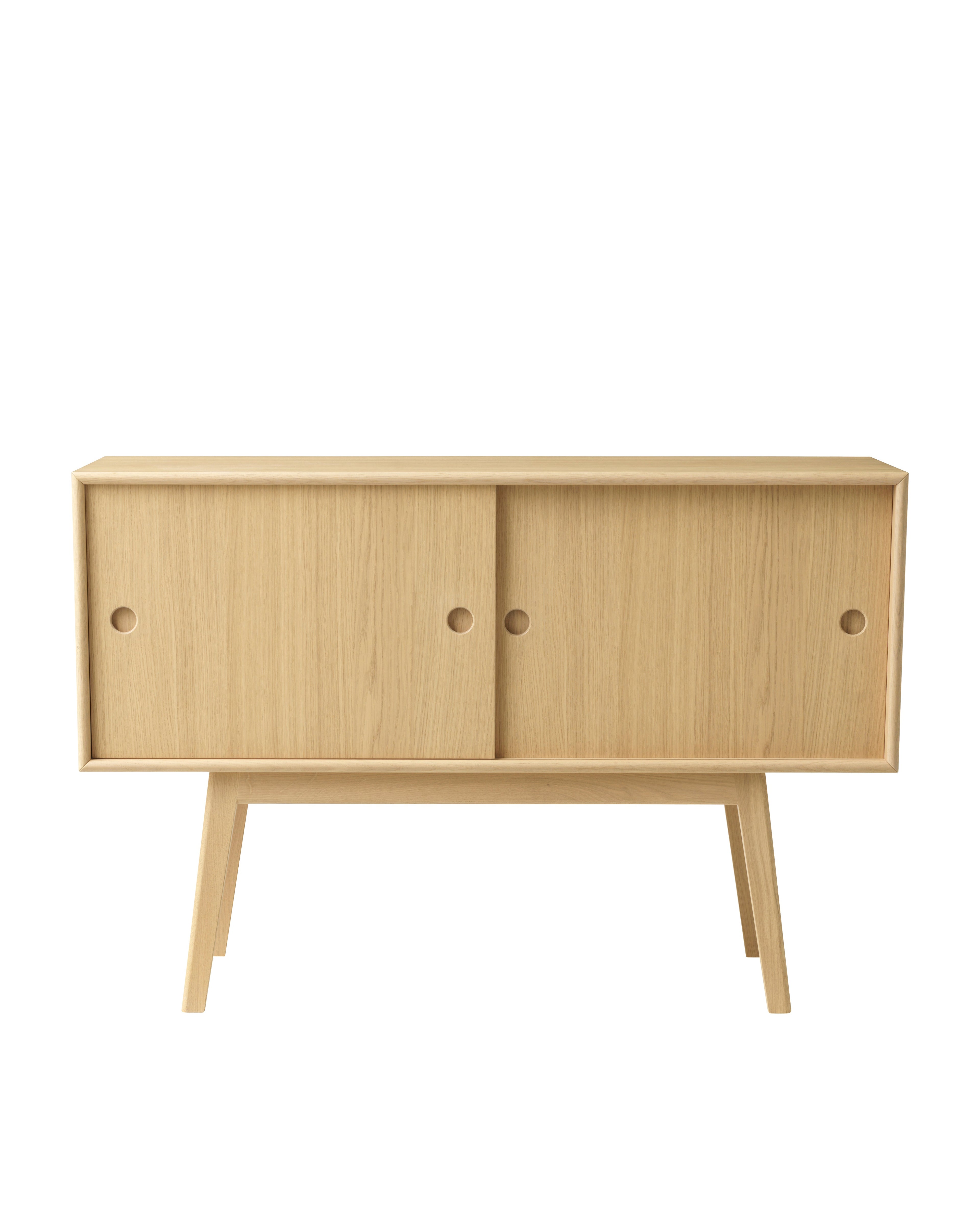 ตู้ลิ้นชักและตู้ไซด์บอร์ดซีรีส์ Butler จาก FDB Møbler ทำจากไม้โอ๊คดีไซน์มินิมอล ขาทรงสูง เบาและโปร่งแบบสแกนดิเนเวียน