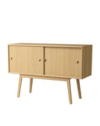 ตู้ลิ้นชักและตู้ไซด์บอร์ดซีรีส์ Butler จาก FDB Møbler ทำจากไม้โอ๊คดีไซน์มินิมอล ขาทรงสูง เบาและโปร่งแบบสแกนดิเนเวียน