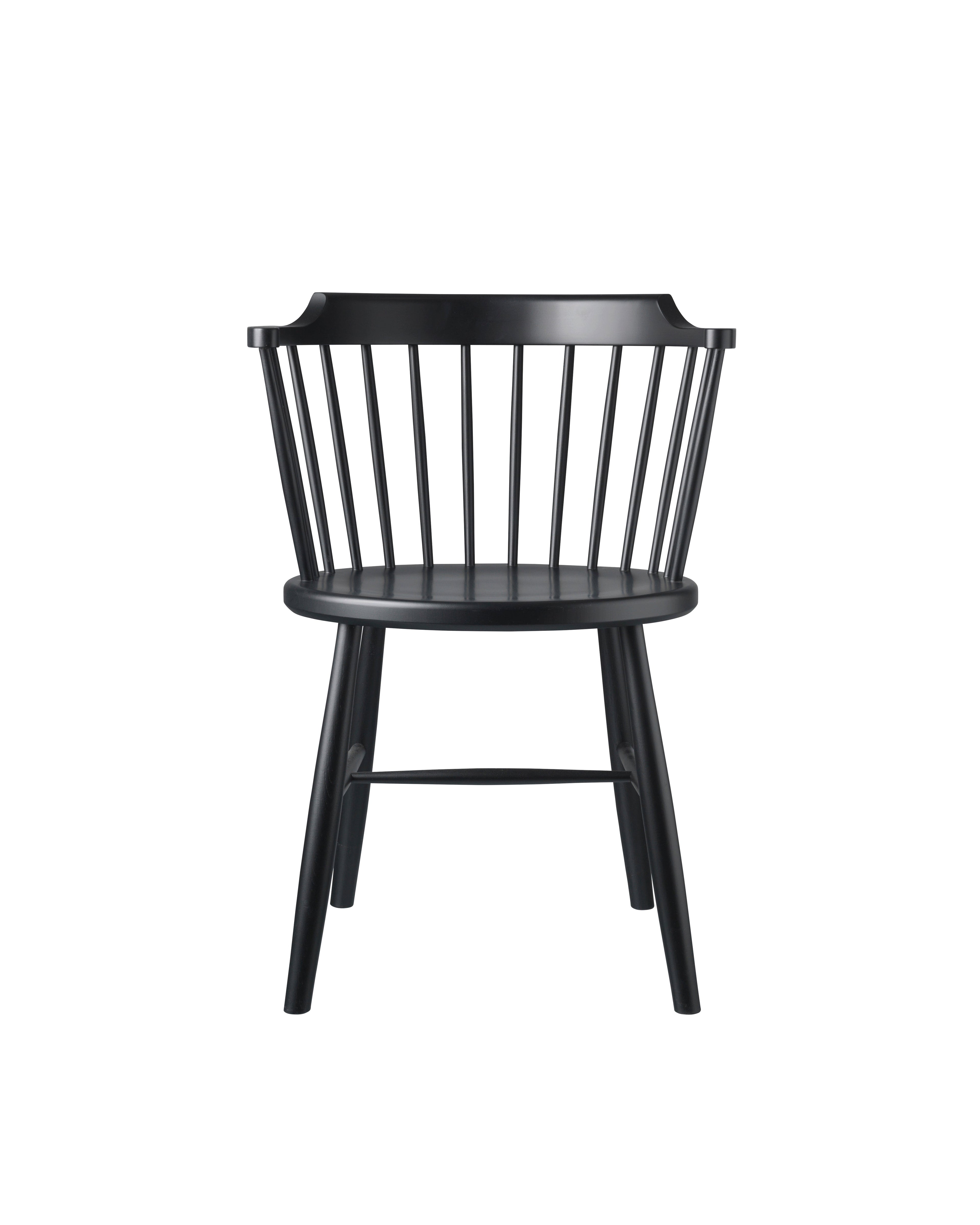 FDB Møbler J18 Chair ดีไซน์โดย Børge Mogensen มุมด้านหน้า โครงสร้างไม้โอ๊ก พื้นผิวเคลือบน้ำมัน และที่นั่งทรงโค้งแบบ bowl-shaped