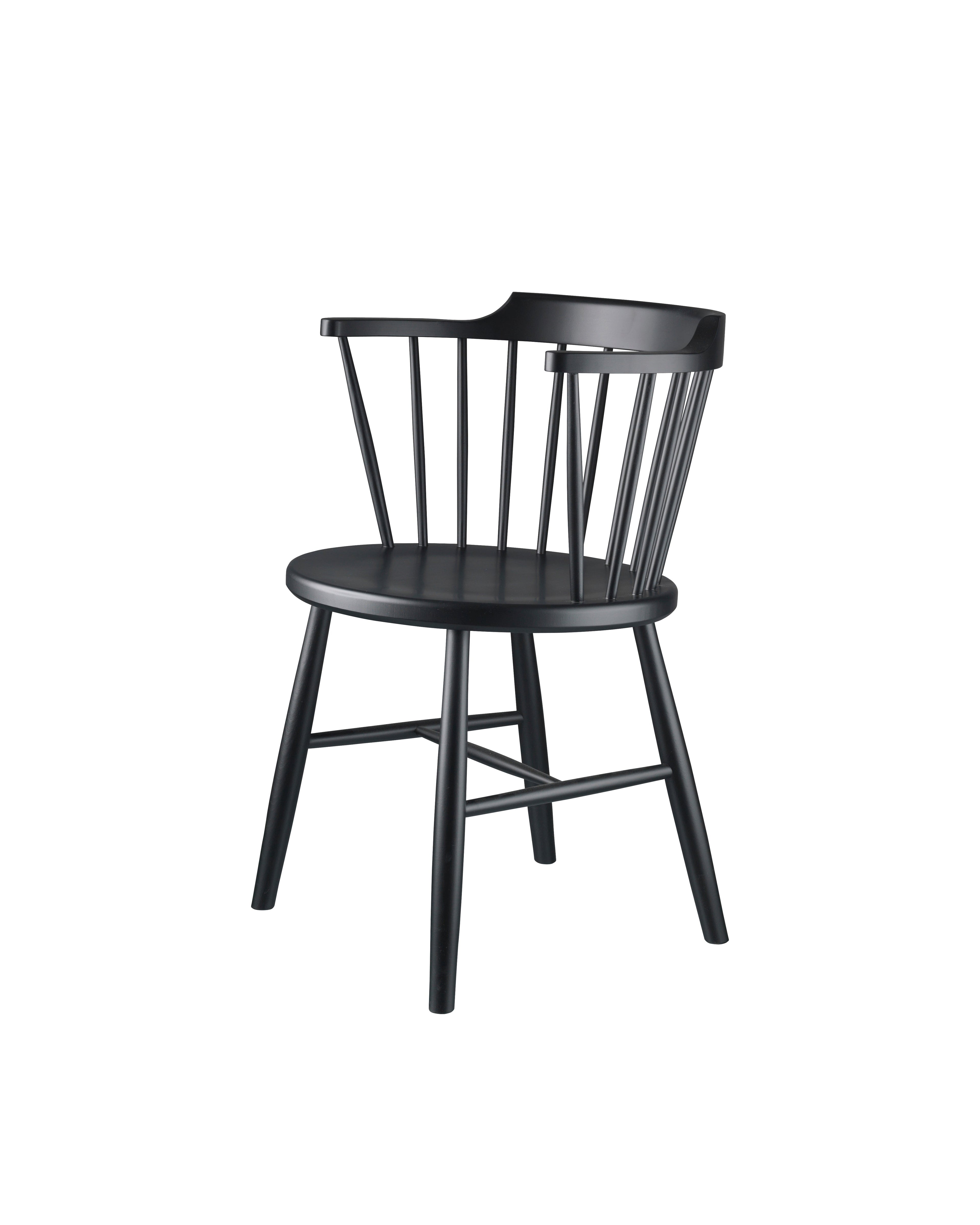 FDB Møbler J18 Chair ดีไซน์โดย Børge Mogensen มุมด้านหน้า โครงสร้างไม้โอ๊ก พื้นผิวเคลือบน้ำมัน และที่นั่งทรงโค้งแบบ bowl-shaped