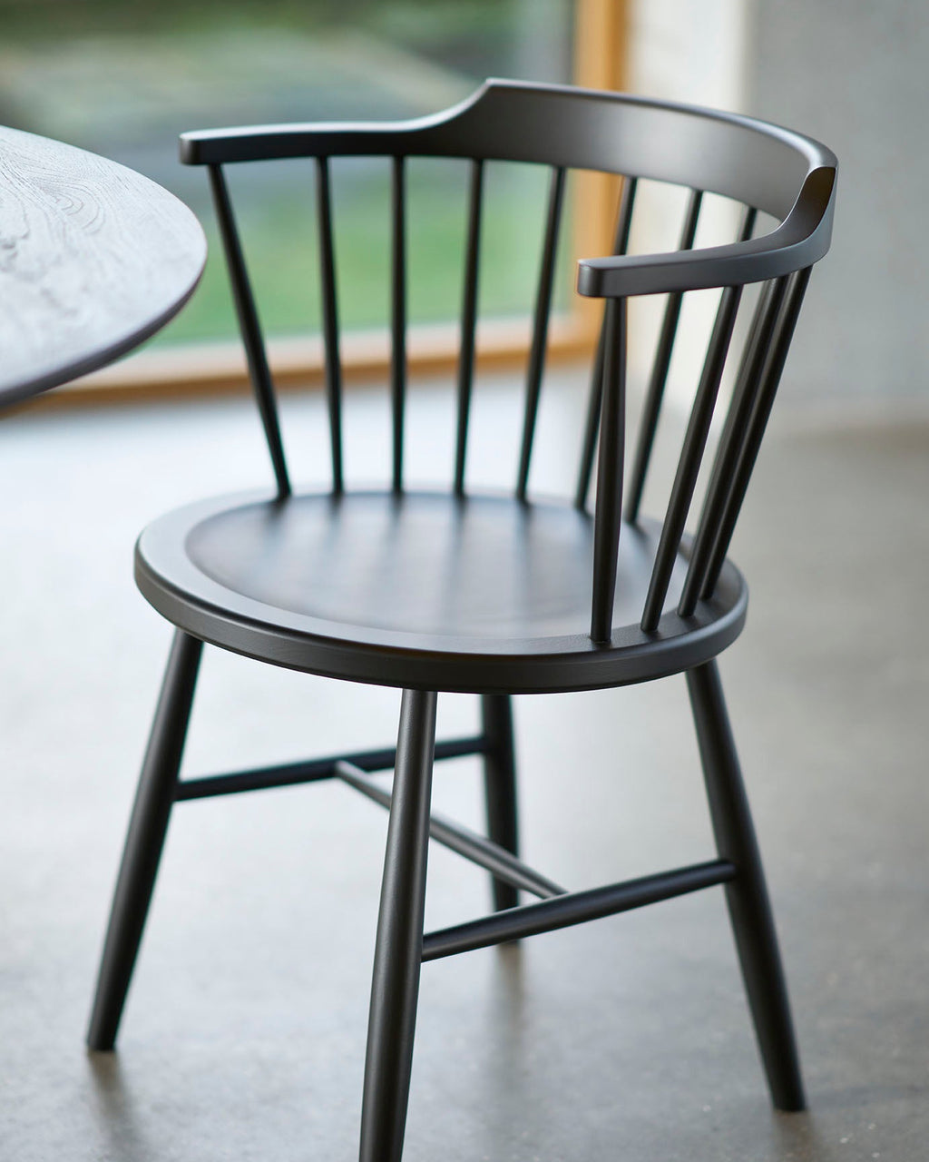 FDB Møbler J18 Chair ดีไซน์โดย Børge Mogensen มุมด้านหน้า โครงสร้างไม้โอ๊ก พื้นผิวเคลือบน้ำมัน และที่นั่งทรงโค้งแบบ bowl-shaped