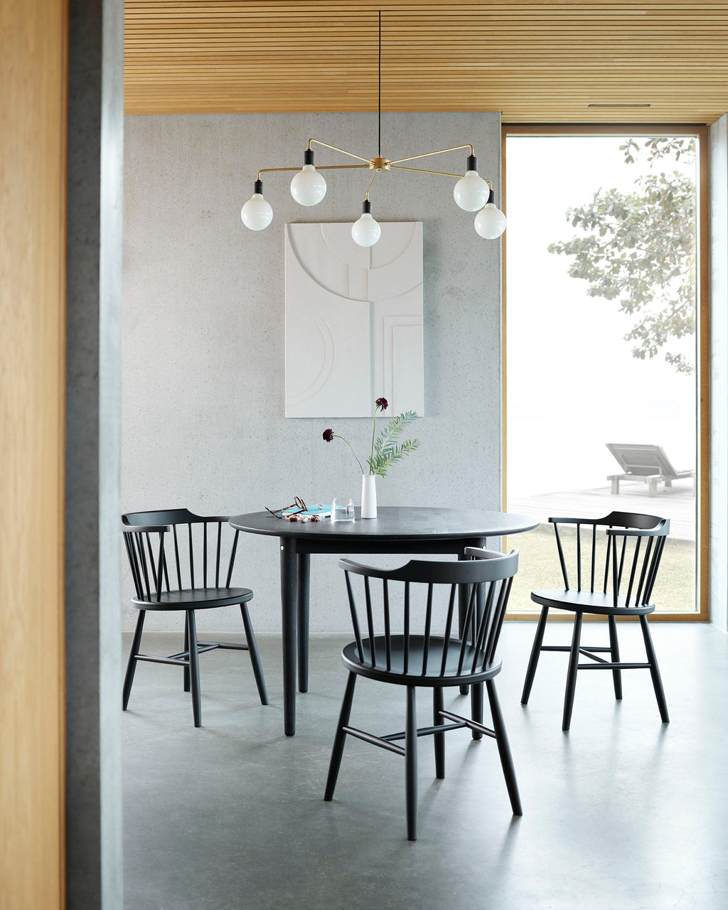 FDB Møbler J18 Chair ดีไซน์โดย Børge Mogensen มุมด้านหน้า โครงสร้างไม้โอ๊ก พื้นผิวเคลือบน้ำมัน และที่นั่งทรงโค้งแบบ bowl-shaped