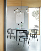 FDB Møbler J18 Chair ดีไซน์โดย Børge Mogensen มุมด้านหน้า โครงสร้างไม้โอ๊ก พื้นผิวเคลือบน้ำมัน และที่นั่งทรงโค้งแบบ bowl-shaped