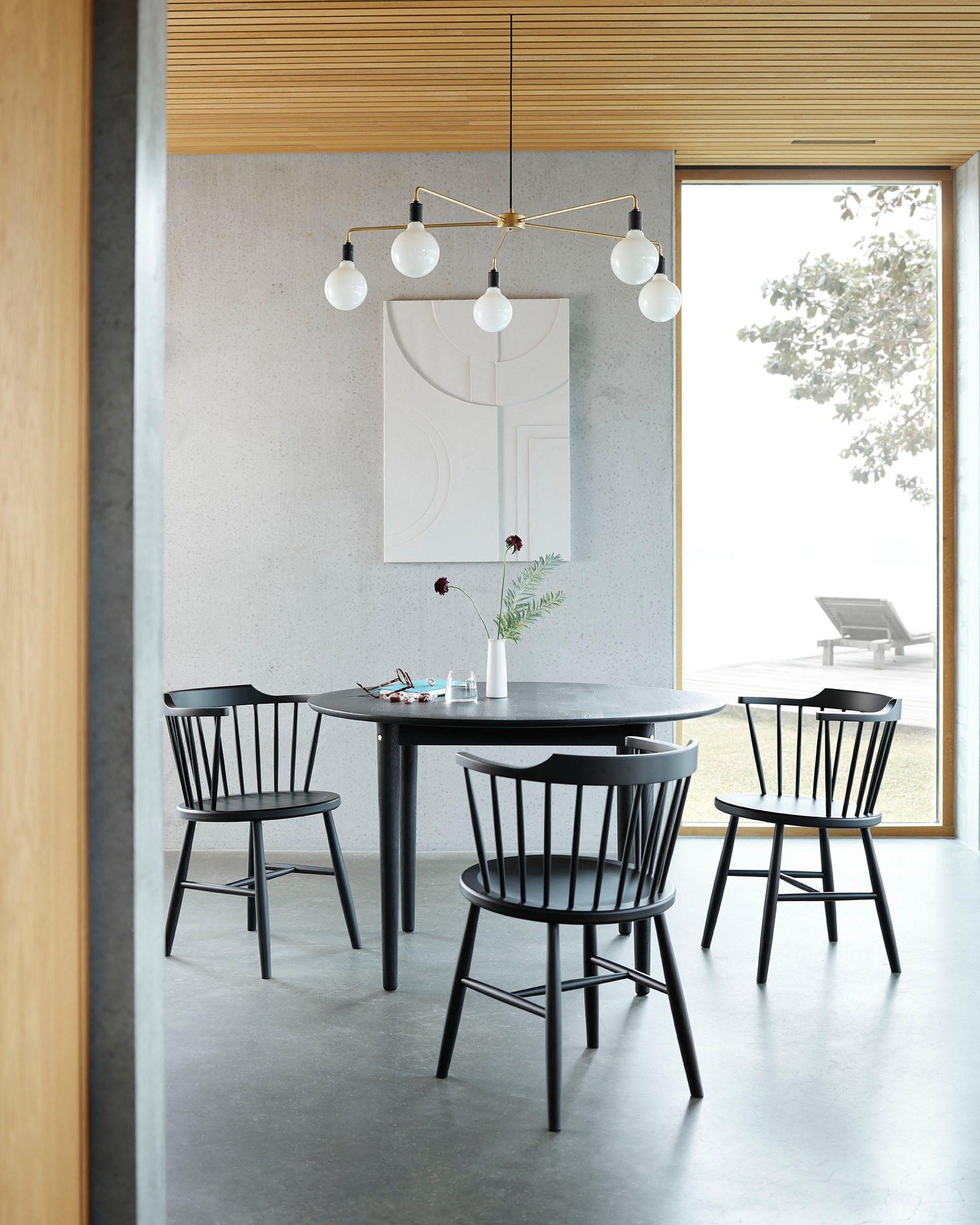 FDB Møbler J18 Chair ดีไซน์โดย Børge Mogensen มุมด้านหน้า โครงสร้างไม้โอ๊ก พื้นผิวเคลือบน้ำมัน และที่นั่งทรงโค้งแบบ bowl-shaped