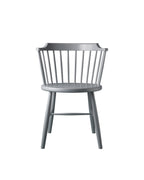 FDB Møbler J18 Chair ดีไซน์โดย Børge Mogensen มุมด้านหน้า โครงสร้างไม้โอ๊ก พื้นผิวเคลือบน้ำมัน และที่นั่งทรงโค้งแบบ bowl-shaped