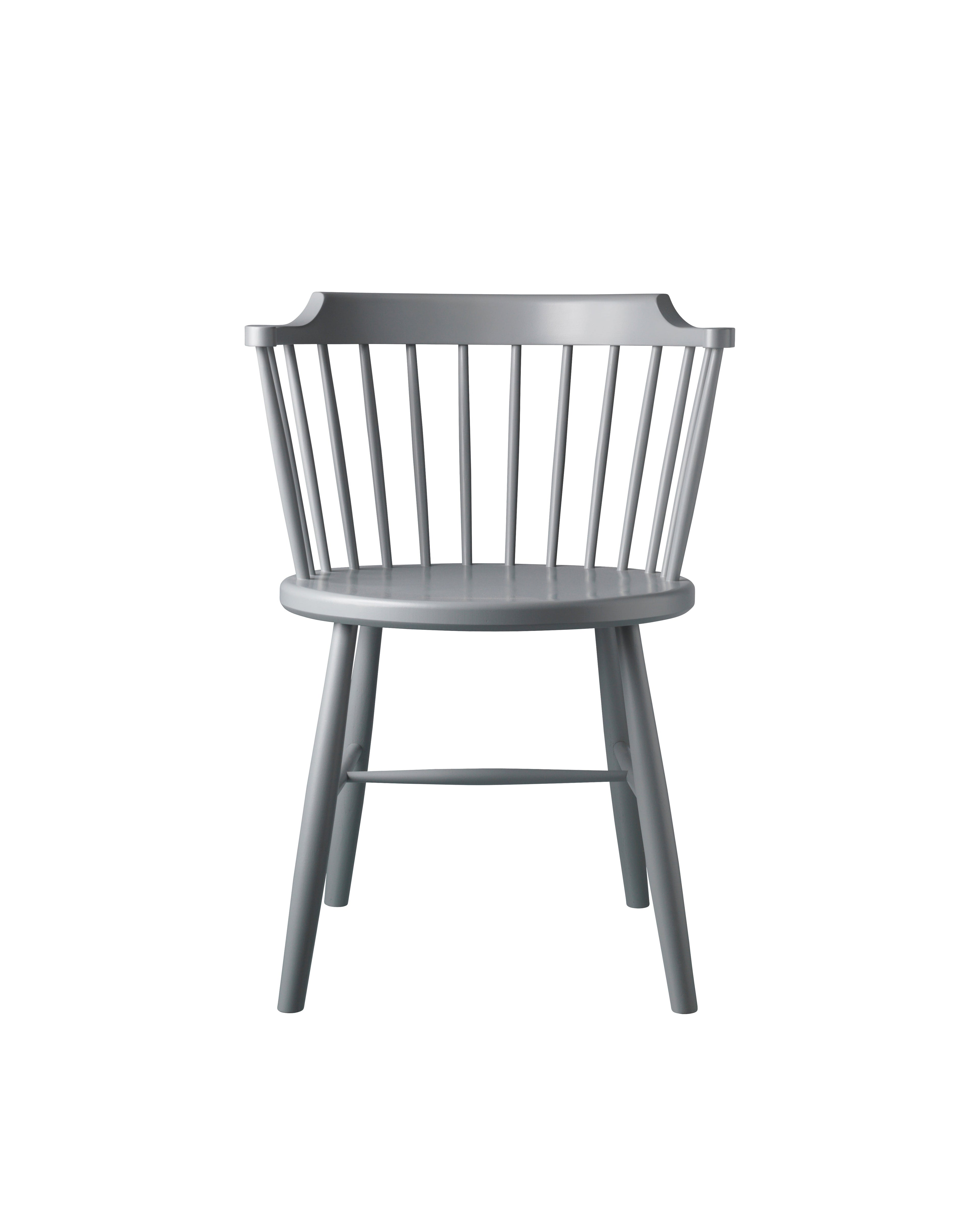 FDB Møbler J18 Chair ดีไซน์โดย Børge Mogensen มุมด้านหน้า โครงสร้างไม้โอ๊ก พื้นผิวเคลือบน้ำมัน และที่นั่งทรงโค้งแบบ bowl-shaped