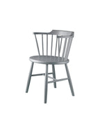 FDB Møbler J18 Chair ดีไซน์โดย Børge Mogensen มุมด้านหน้า โครงสร้างไม้โอ๊ก พื้นผิวเคลือบน้ำมัน และที่นั่งทรงโค้งแบบ bowl-shaped