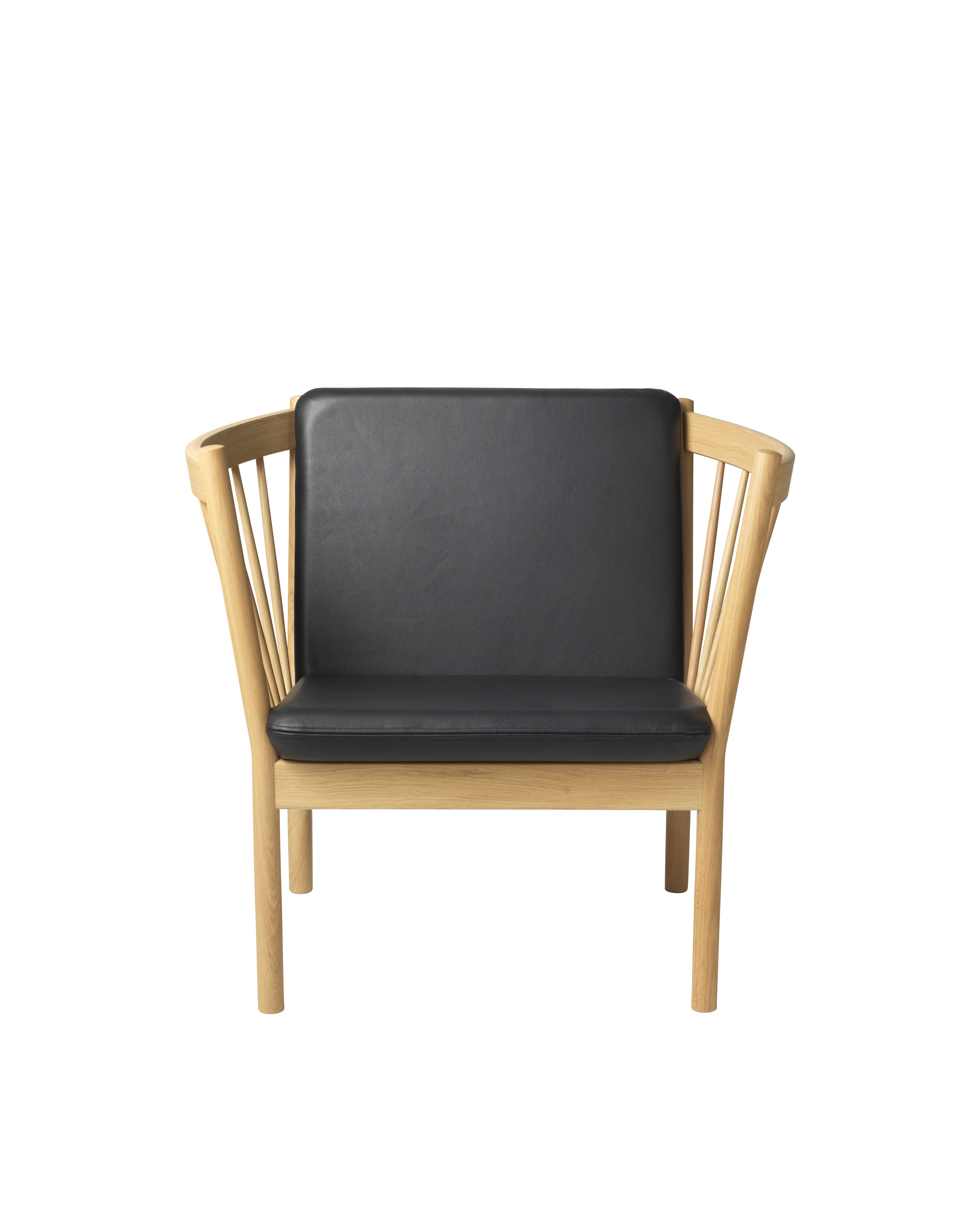 FDB Møbler J146 Armchair โดย Erik Ole Jørgensen โครงไม้โอ๊กเคลือบ lacquered พนักพิงแบบ spoke-back บุผ้าหรือหนัง ดีไซน์ปี 1978