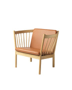 FDB Møbler J146 Armchair โดย Erik Ole Jørgensen โครงไม้โอ๊กเคลือบ lacquered พนักพิงแบบ spoke-back บุผ้าหรือหนัง ดีไซน์ปี 1978