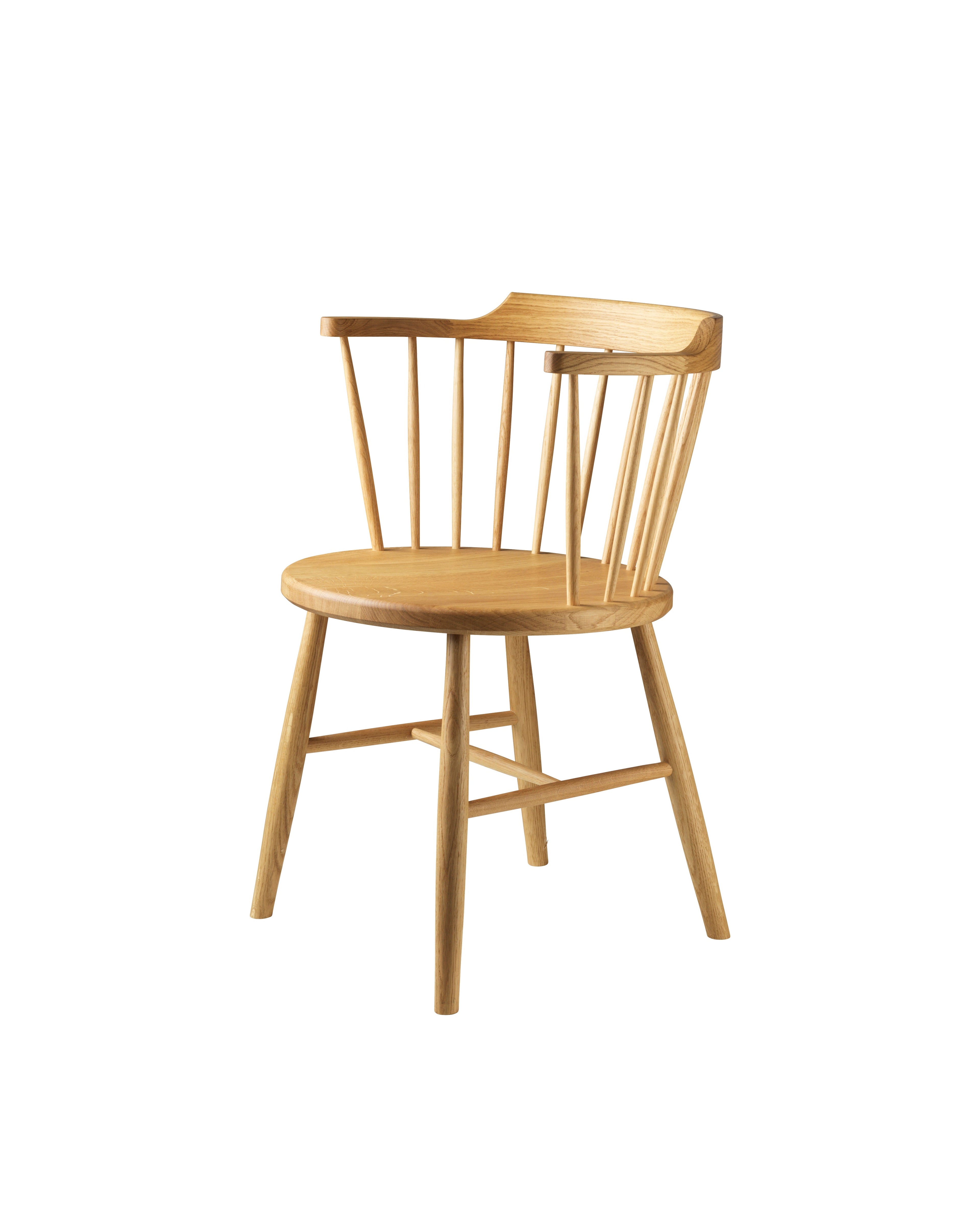 FDB Møbler J18 Chair ดีไซน์โดย Børge Mogensen มุมด้านหน้า โครงสร้างไม้โอ๊ก พื้นผิวเคลือบน้ำมัน และที่นั่งทรงโค้งแบบ bowl-shaped