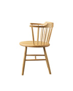FDB Møbler J18 Chair ดีไซน์โดย Børge Mogensen มุมด้านหน้า โครงสร้างไม้โอ๊ก พื้นผิวเคลือบน้ำมัน และที่นั่งทรงโค้งแบบ bowl-shaped