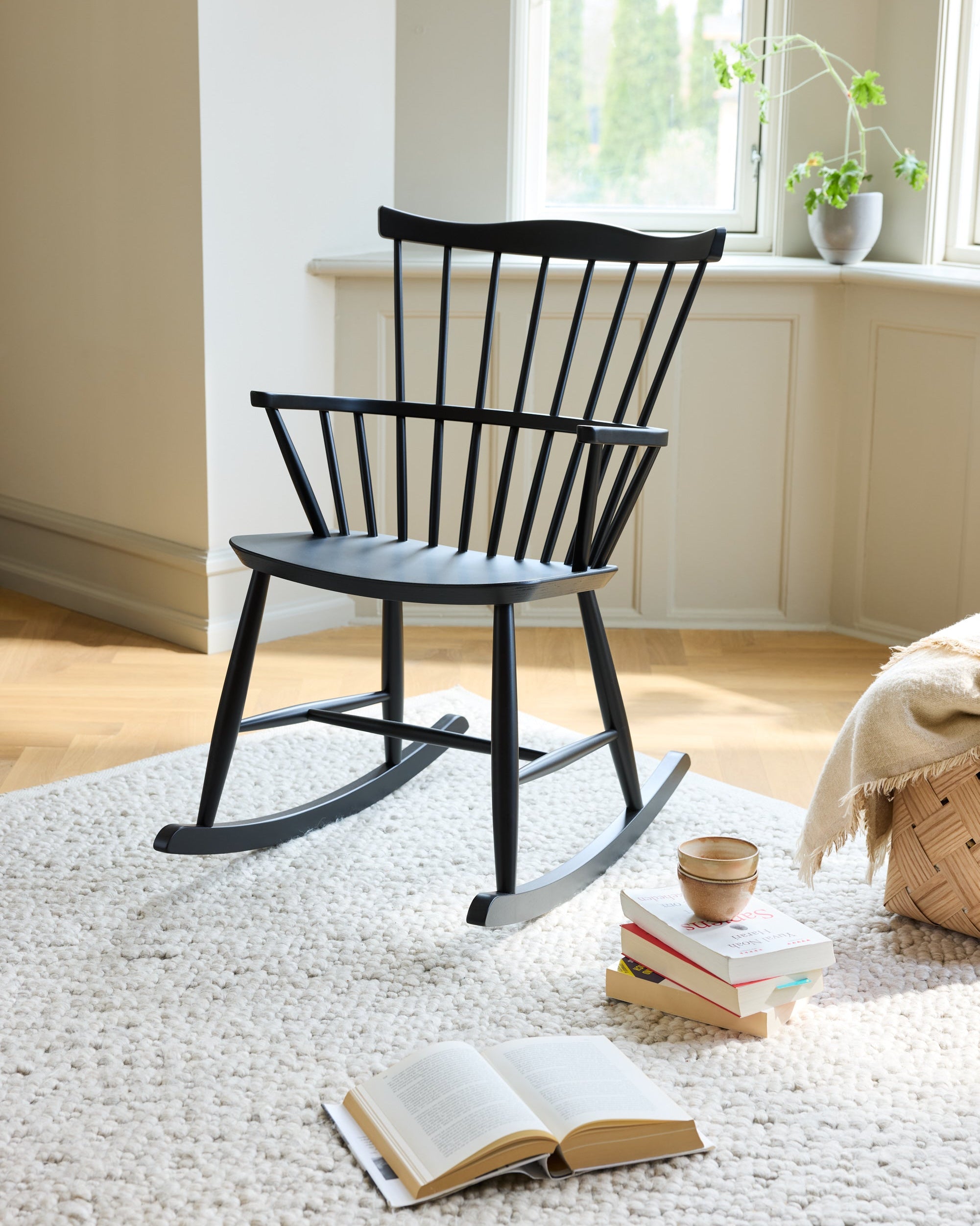 FDB Møbler J52G Rocking Chair โดย Børge Mogensen เก้าอี้โยกไม้โอ๊ก/บีช พนักพิงสไตล์ Windsor ดีไซน์ทศวรรษ 1950 เคลือบน้ำมัน