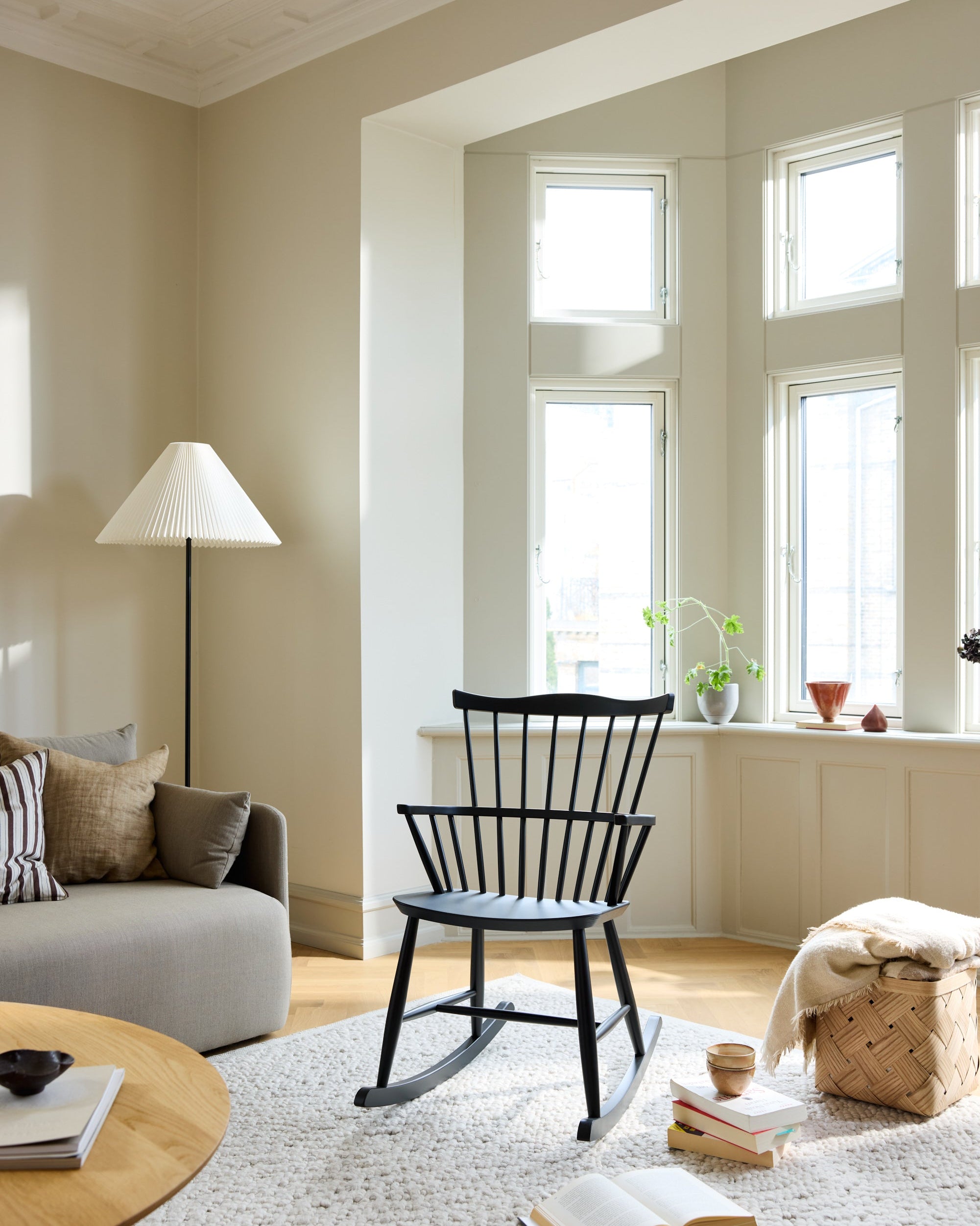 FDB Møbler J52G Rocking Chair โดย Børge Mogensen เก้าอี้โยกไม้โอ๊ก/บีช พนักพิงสไตล์ Windsor ดีไซน์ทศวรรษ 1950 เคลือบน้ำมัน