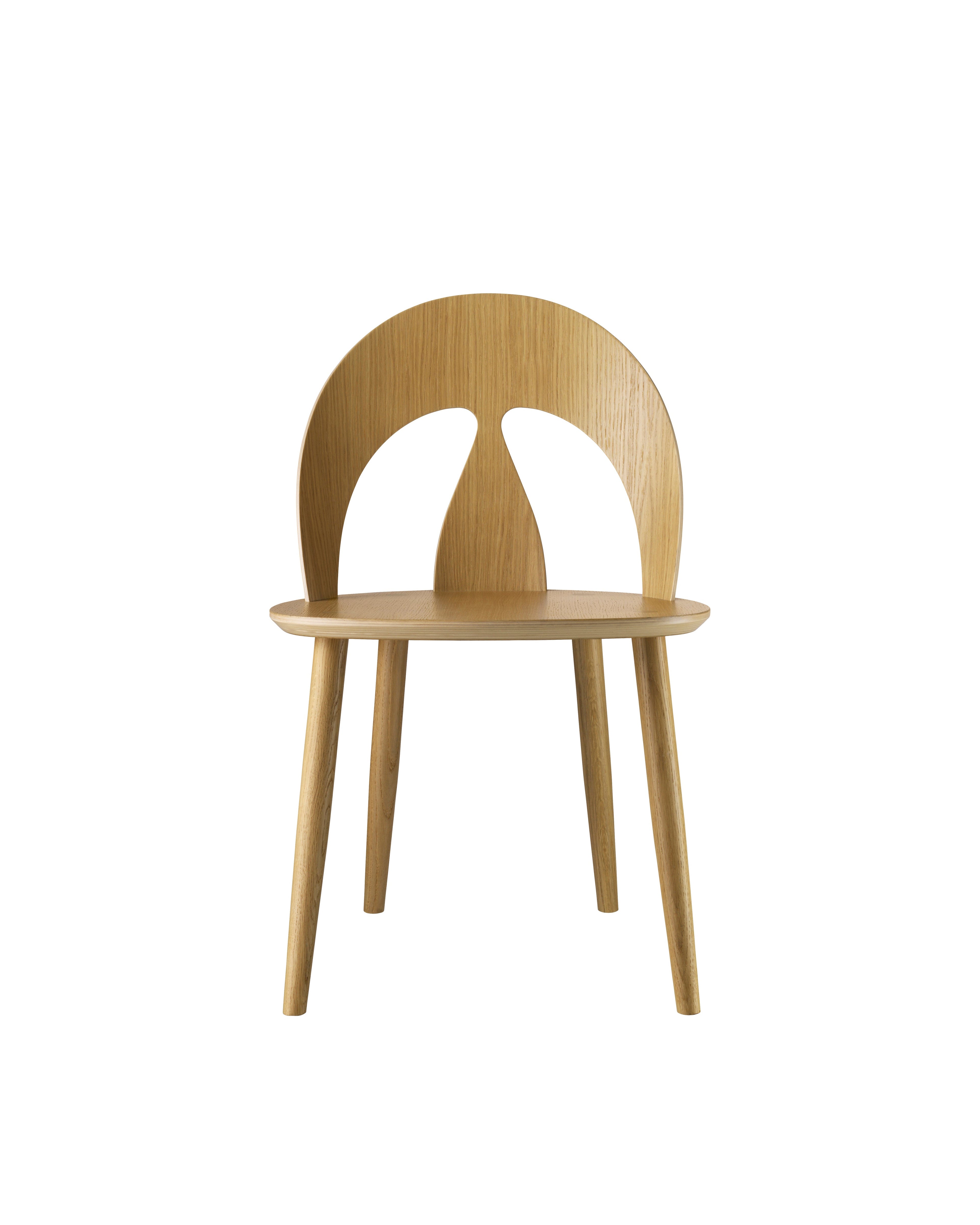 FDB Møbler J45 Chair ดีไซน์โดย Børge Mogensen ทำจากไม้โอ๊กสีธรรมชาติ พนักพิงทรง organic shell ผิวเคลือบ lacquered