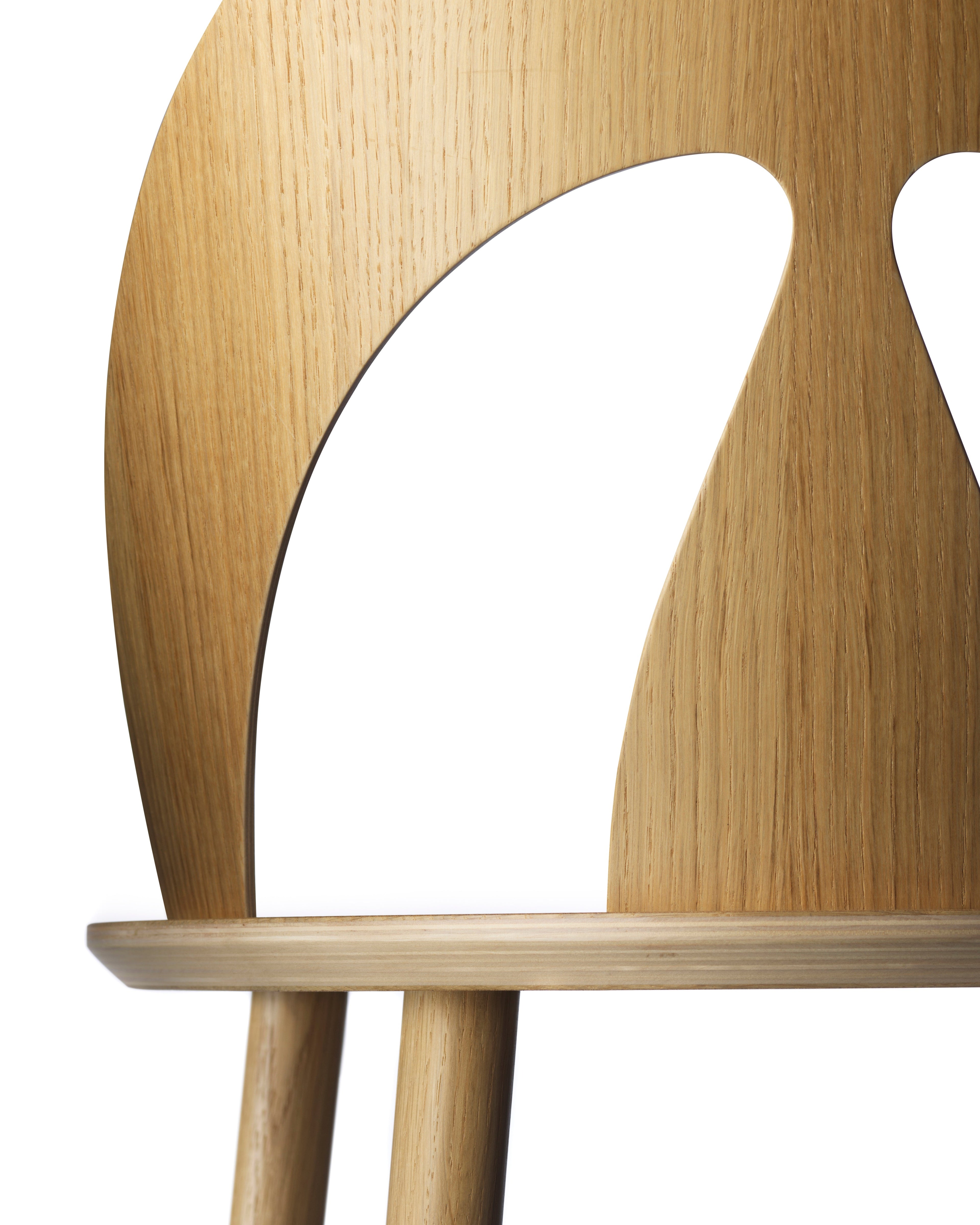 FDB Møbler J45 Chair ดีไซน์โดย Børge Mogensen ทำจากไม้โอ๊กสีธรรมชาติ พนักพิงทรง organic shell ผิวเคลือบ lacquered